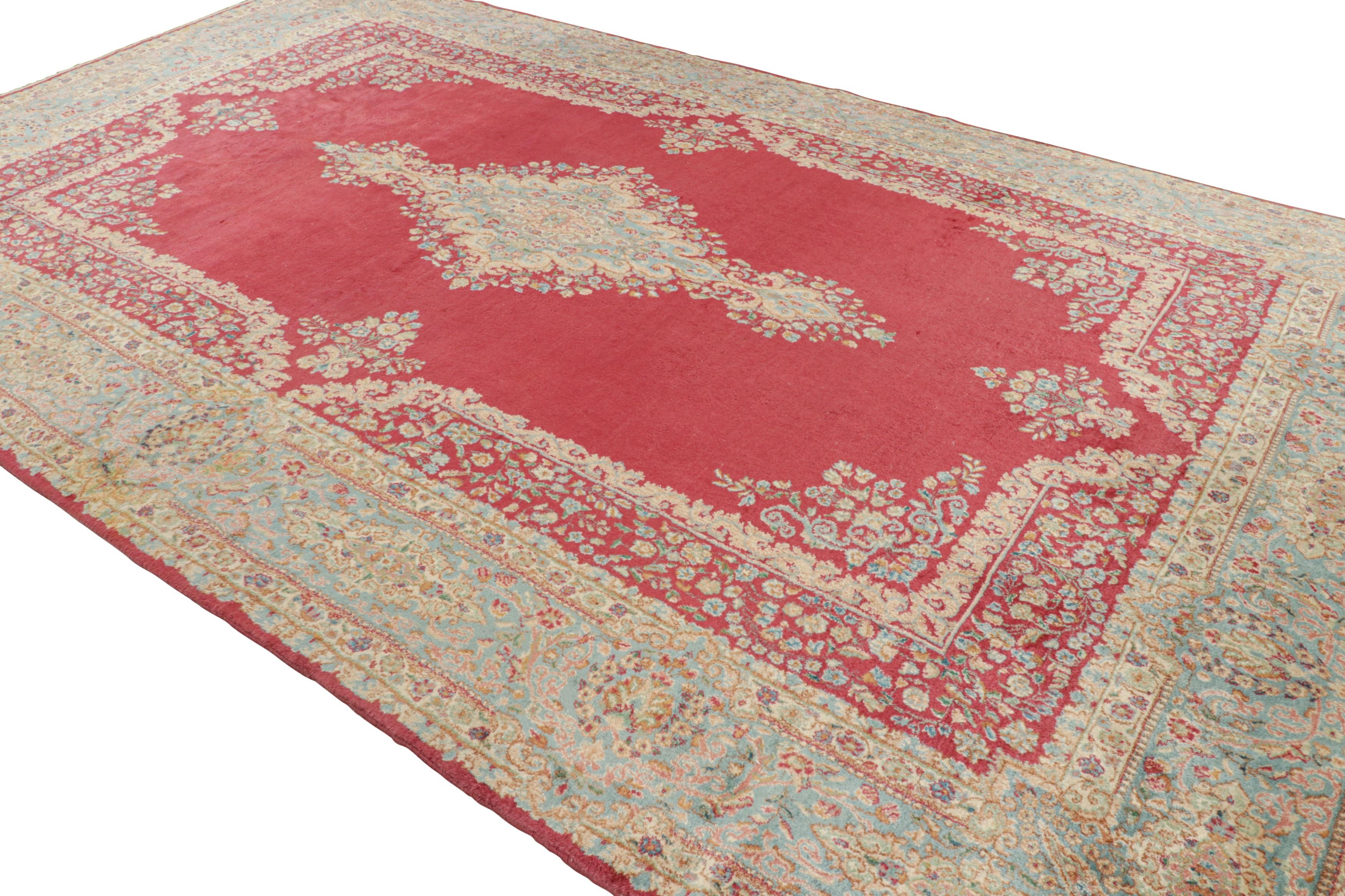 Tejida a mano en lana, esta antigua alfombra persa Kerman de 10x16, originaria de hacia 1920-1930, es una obra maestra de una de las tradiciones tejedoras más cotizadas de las alfombras urbanas persas. 

Sobre el diseño: 

Los admiradores de la