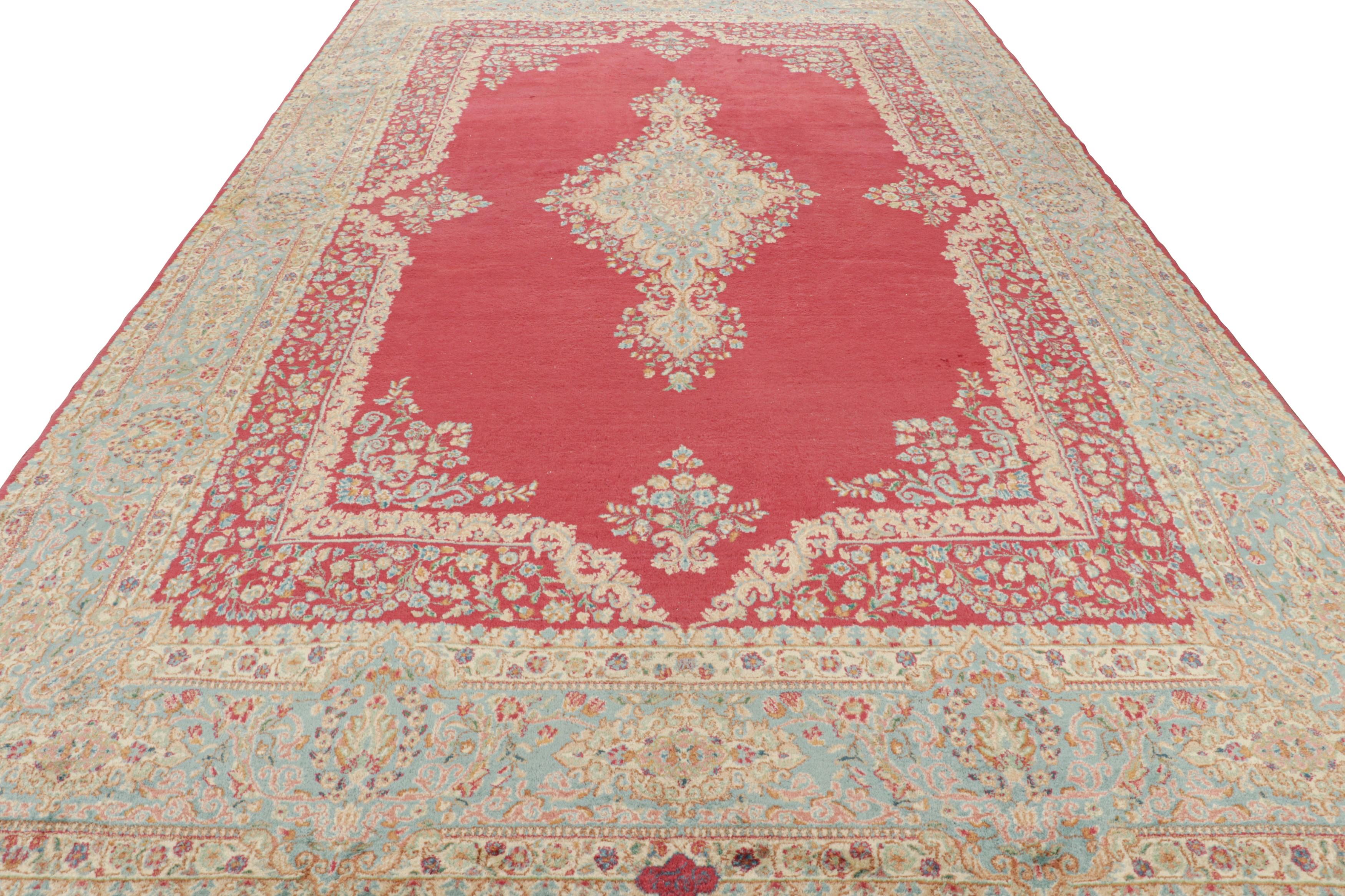 Antigua alfombra persa Kerman, con campo abierto rojo y medallón, de Rug & Kilim Otro en venta