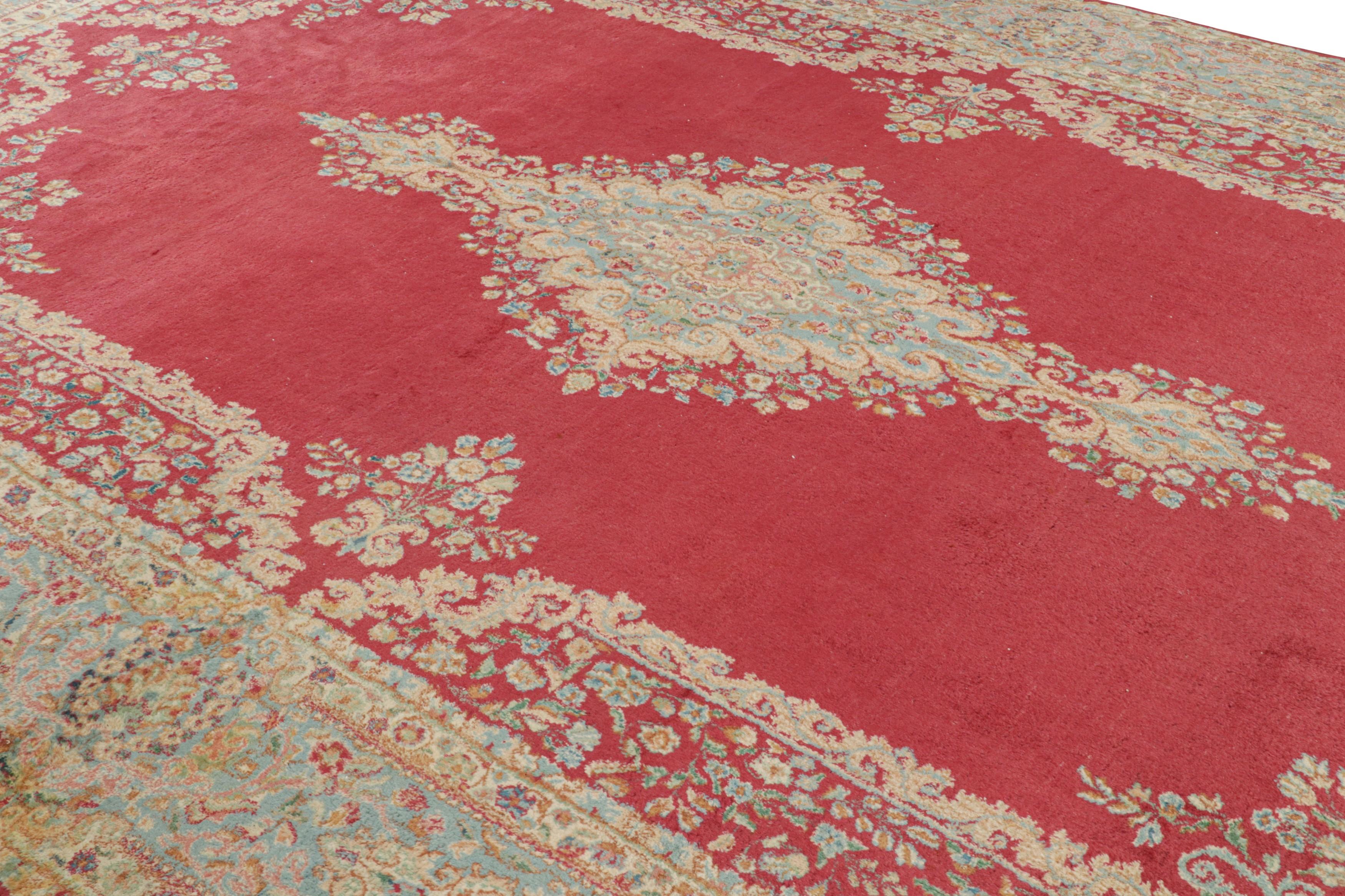 Antigua alfombra persa Kerman, con campo abierto rojo y medallón, de Rug & Kilim Persa en venta