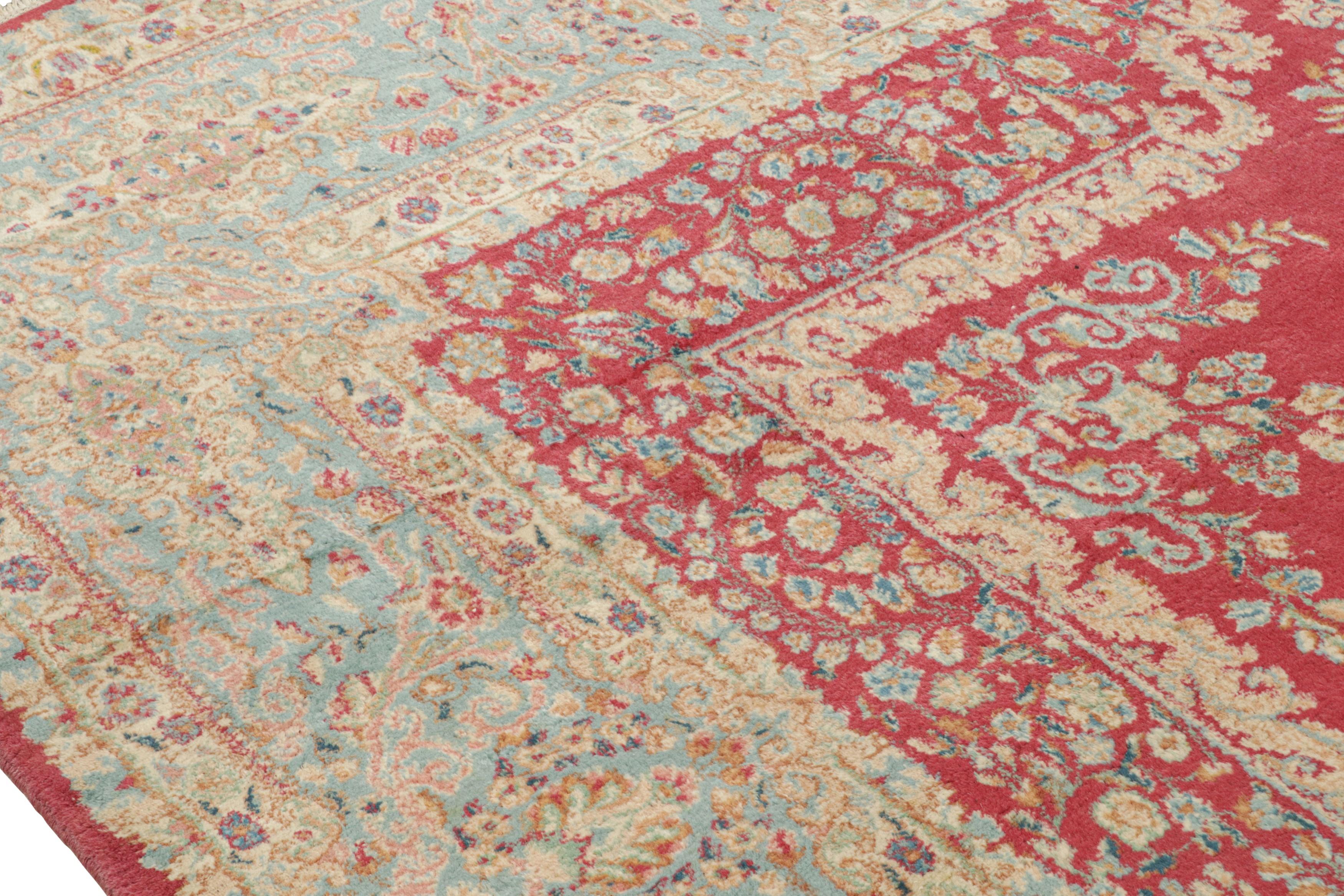 Antigua alfombra persa Kerman, con campo abierto rojo y medallón, de Rug & Kilim Anudado a mano en venta