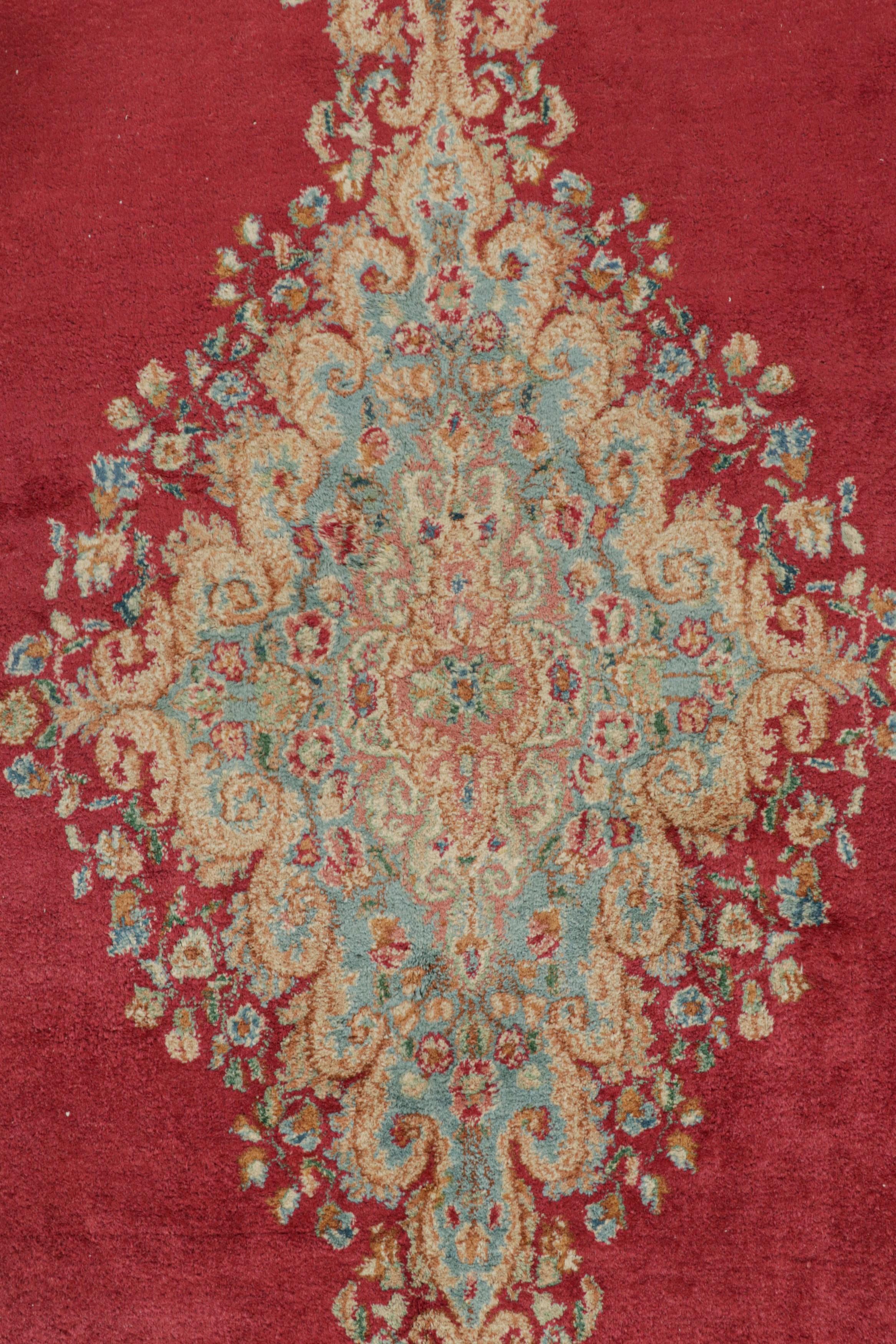 Antigua alfombra persa Kerman, con campo abierto rojo y medallón, de Rug & Kilim en Bueno estado para la venta en Long Island City, NY