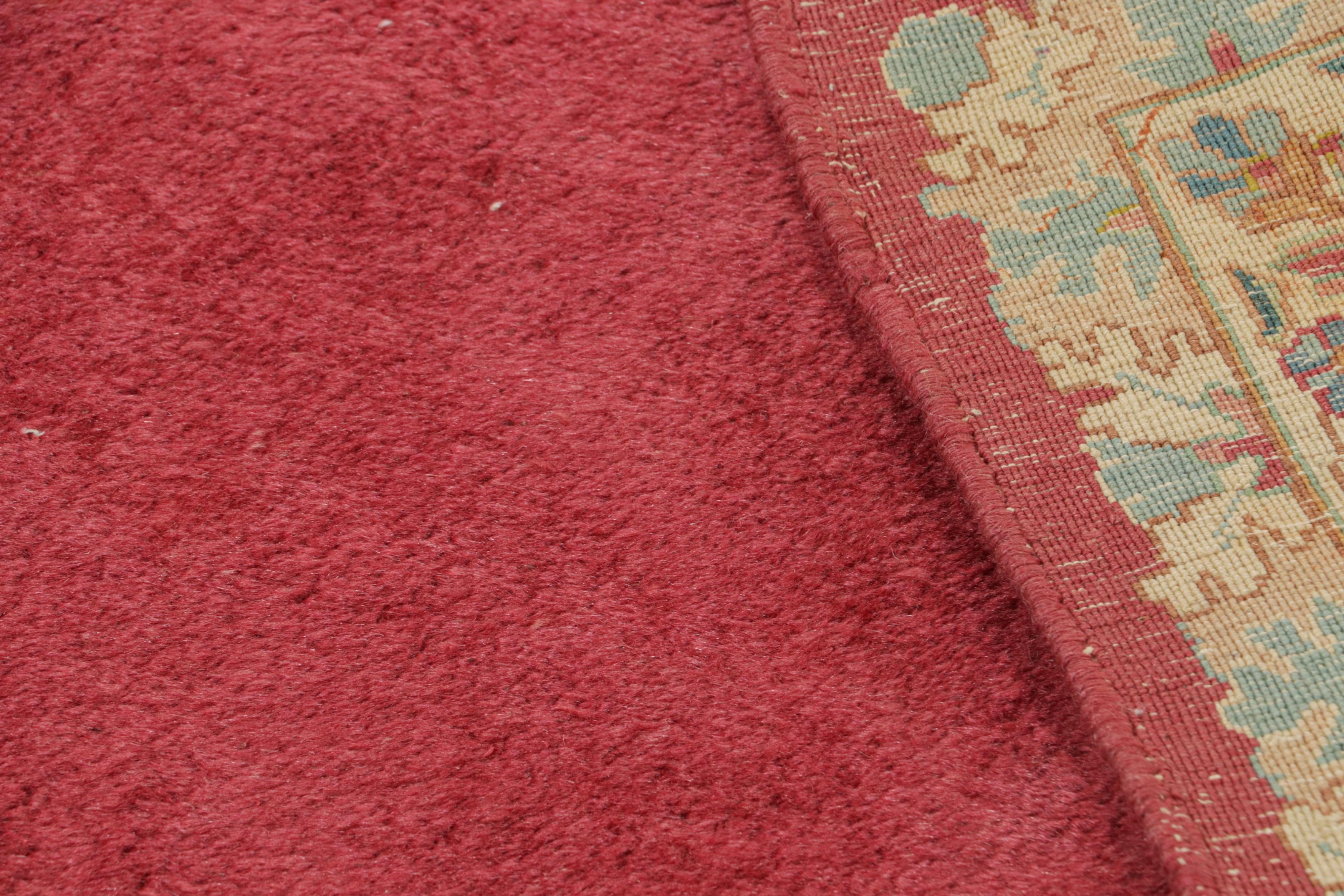 Antigua alfombra persa Kerman, con campo abierto rojo y medallón, de Rug & Kilim mediados del siglo XX en venta