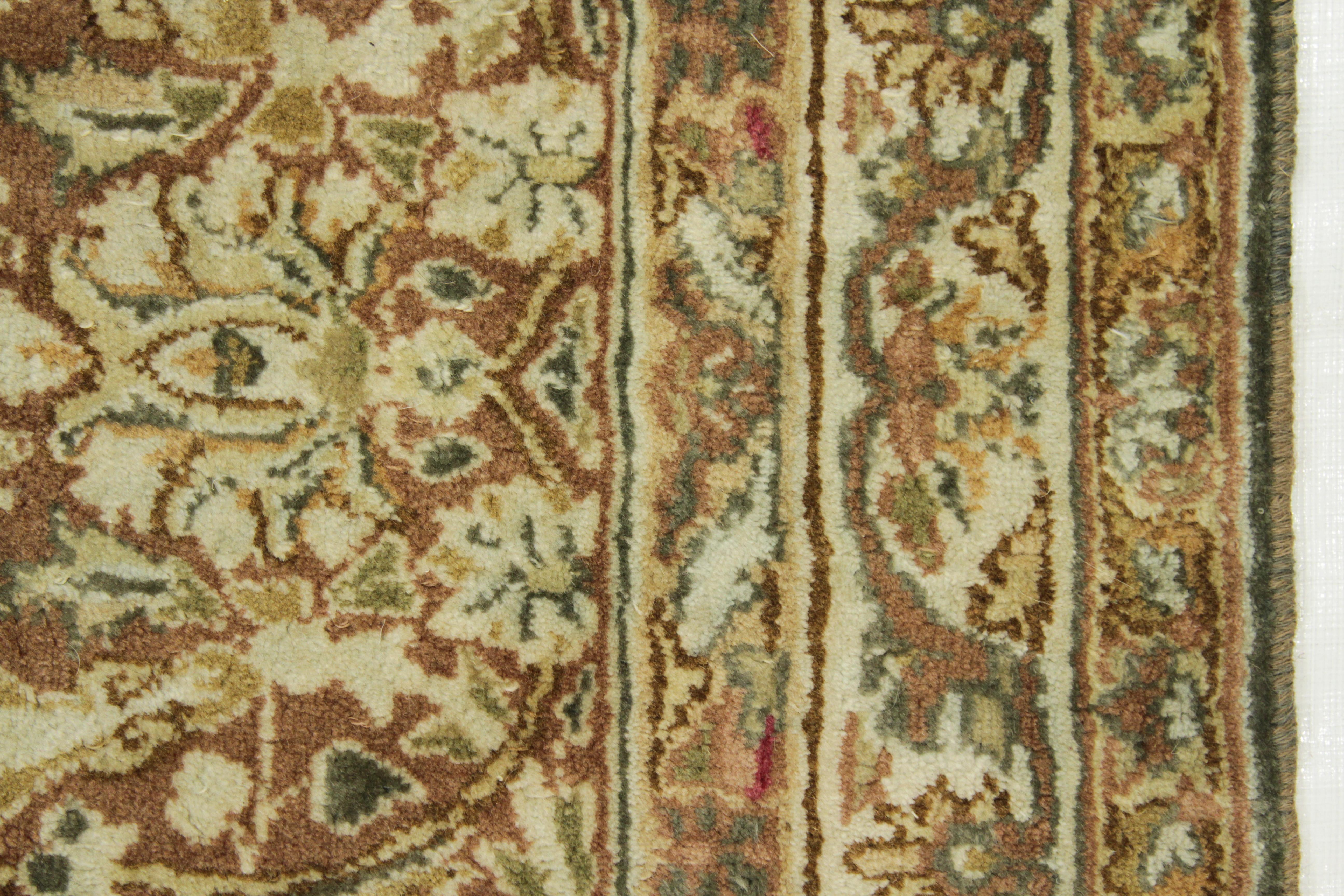 Antiker persischer Kerman-Teppich mit rustikalem Blumenfeldmuster, um 1930 im Angebot 3