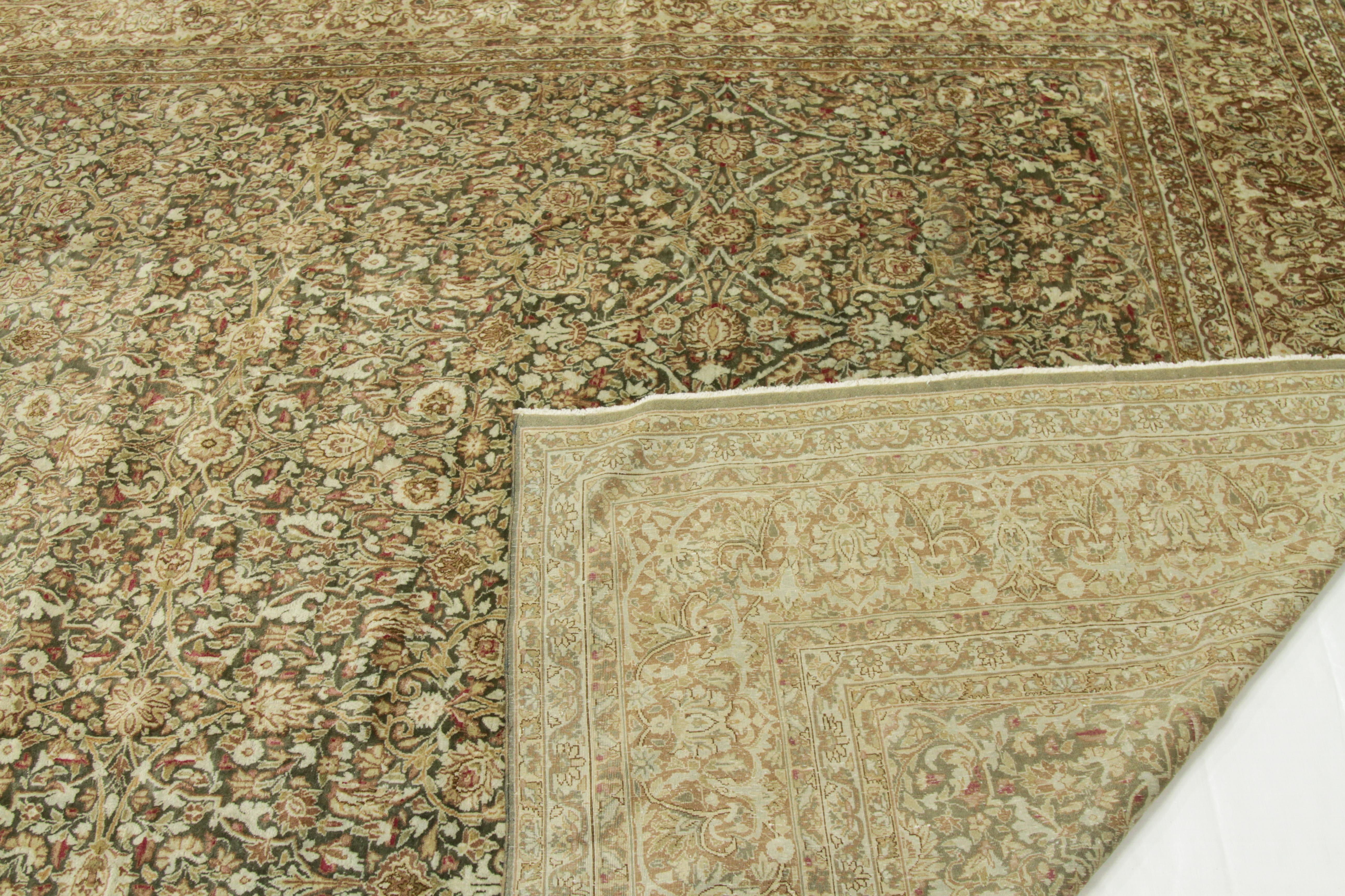 Antiker persischer Kerman-Teppich mit rustikalem Blumenfeldmuster, um 1930 (Mitte des 20. Jahrhunderts) im Angebot