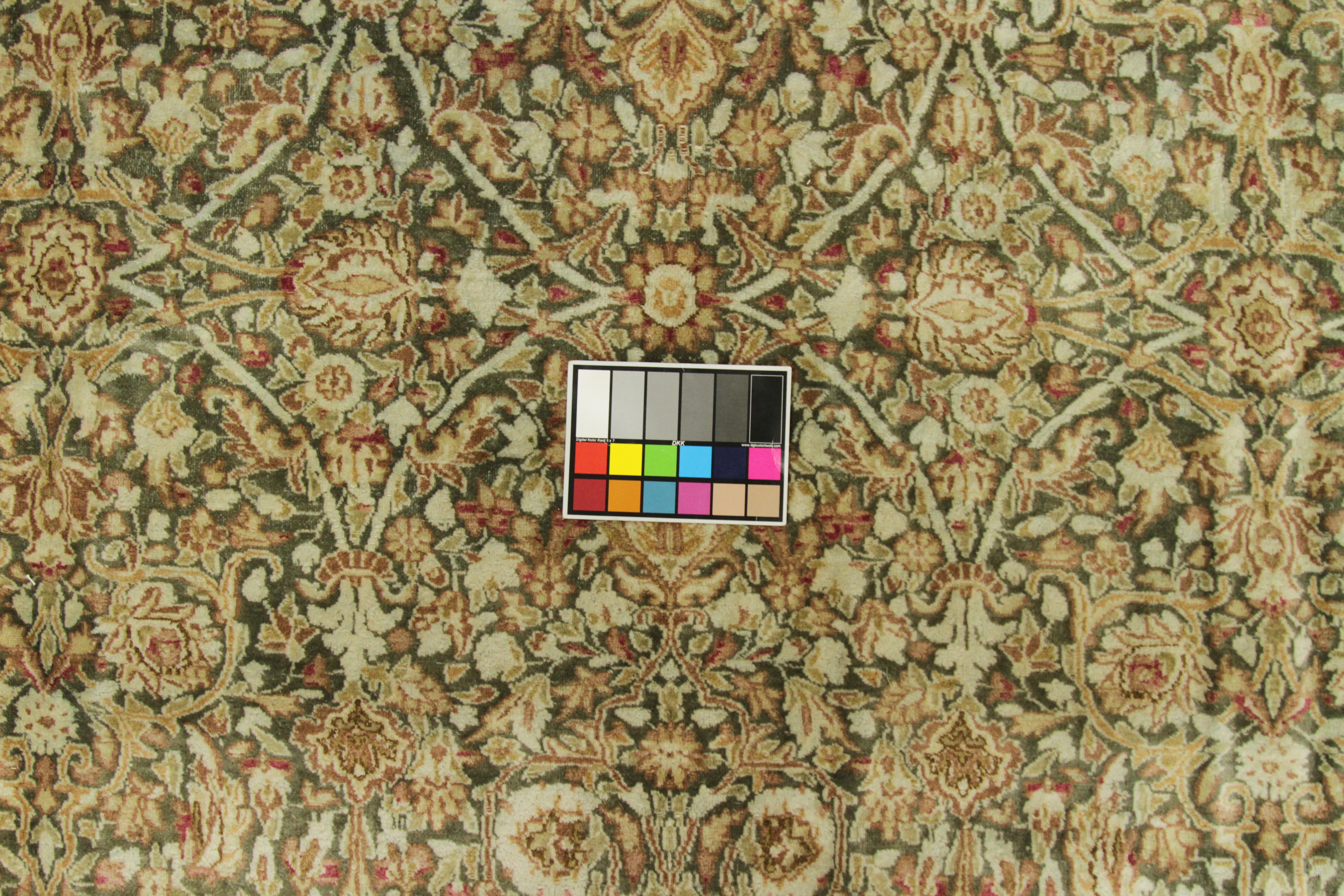 Antiker persischer Kerman-Teppich mit rustikalem Blumenfeldmuster, um 1930 im Angebot 1