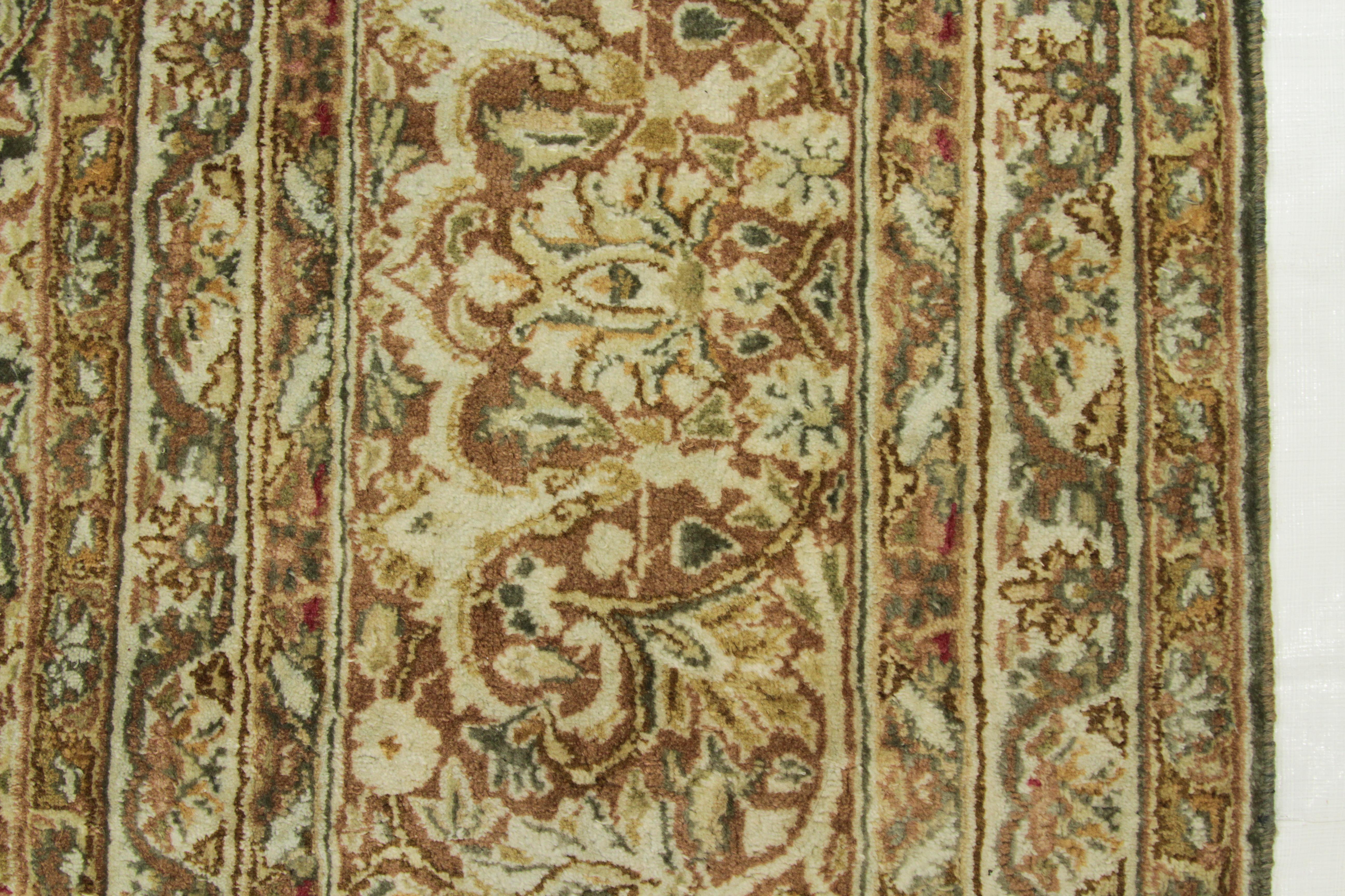 Antiker persischer Kerman-Teppich mit rustikalem Blumenfeldmuster, um 1930 im Angebot 2