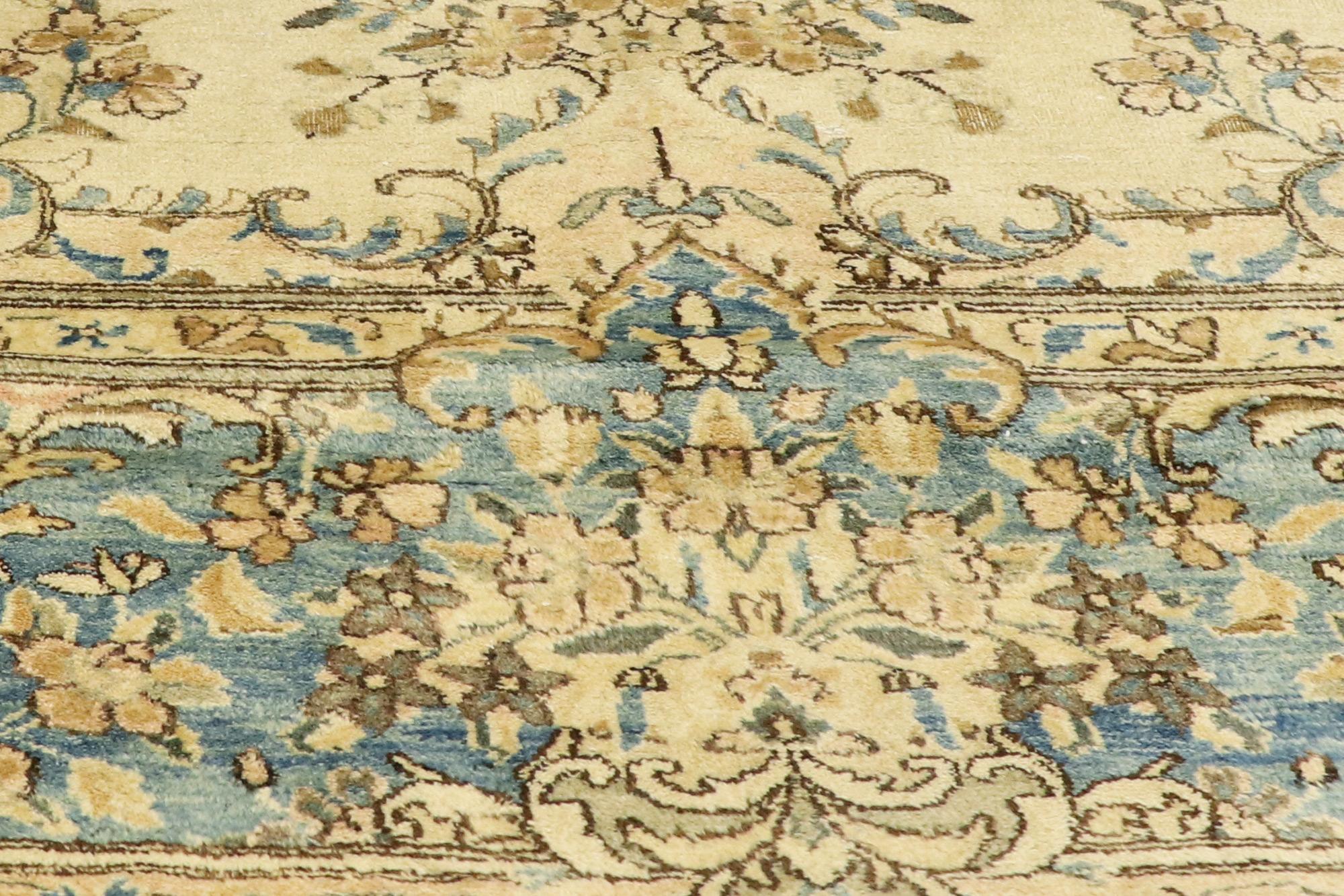 Antiker persischer Kerman-Teppich mit weichen Pastellfarben und dekorativer Eleganz (Handgeknüpft) im Angebot
