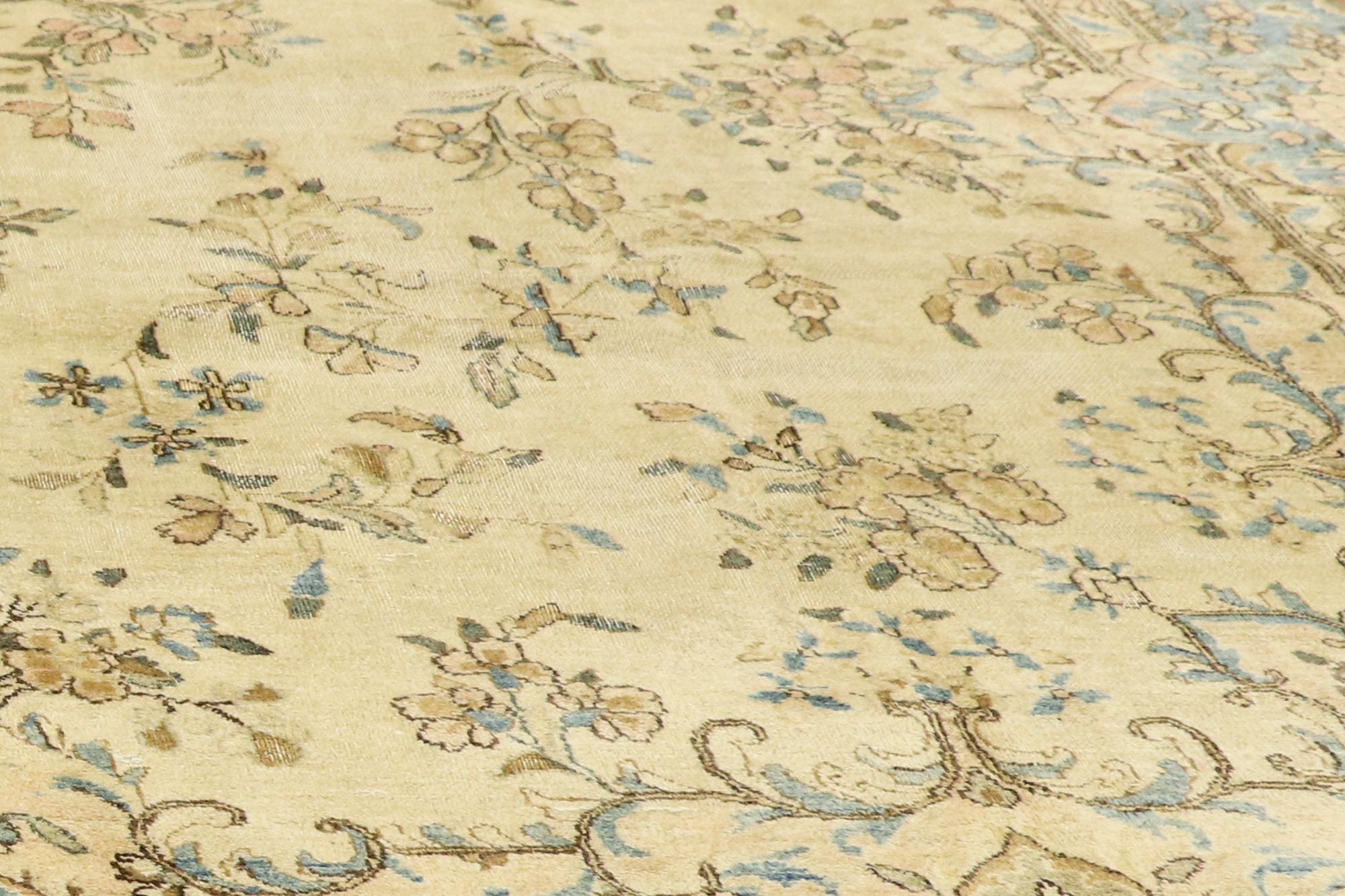 Antiker persischer Kerman-Teppich mit weichen Pastellfarben und dekorativer Eleganz (Wolle) im Angebot