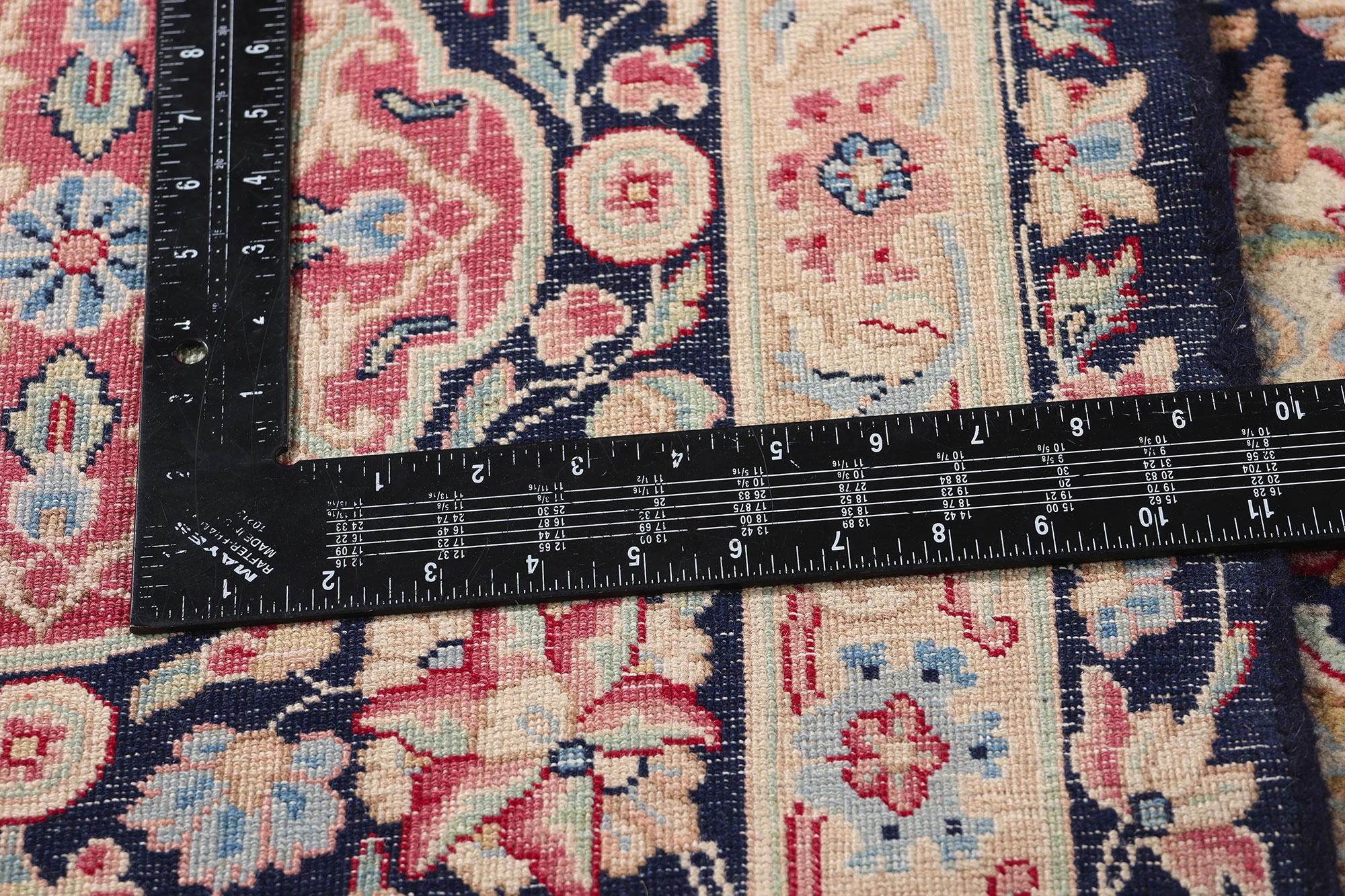 Tapis ancien persan Kerman de style traditionnel signé de la fin du 19e siècle en vente 2