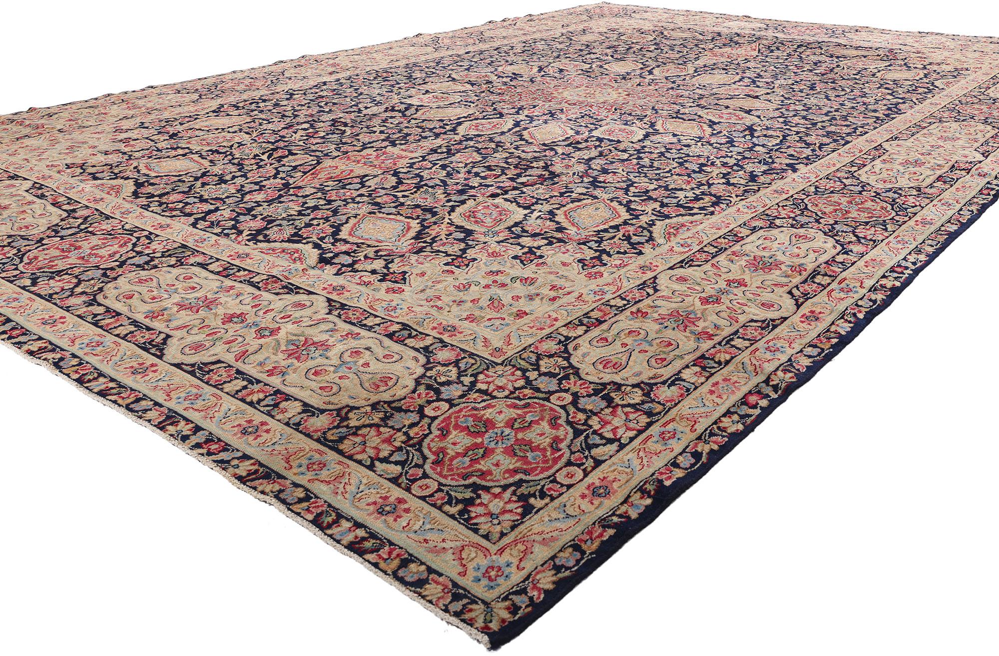 61187 Fin du 19e siècle, tapis ancien signé de Perse Kerman, 11'02 x 16'09. Tissé avec les échos du grand héritage artistique de la Perse, ce magnifique tapis persan de Kerman de la fin du XIXe siècle rend hommage à l'un des chefs-d'œuvre les plus