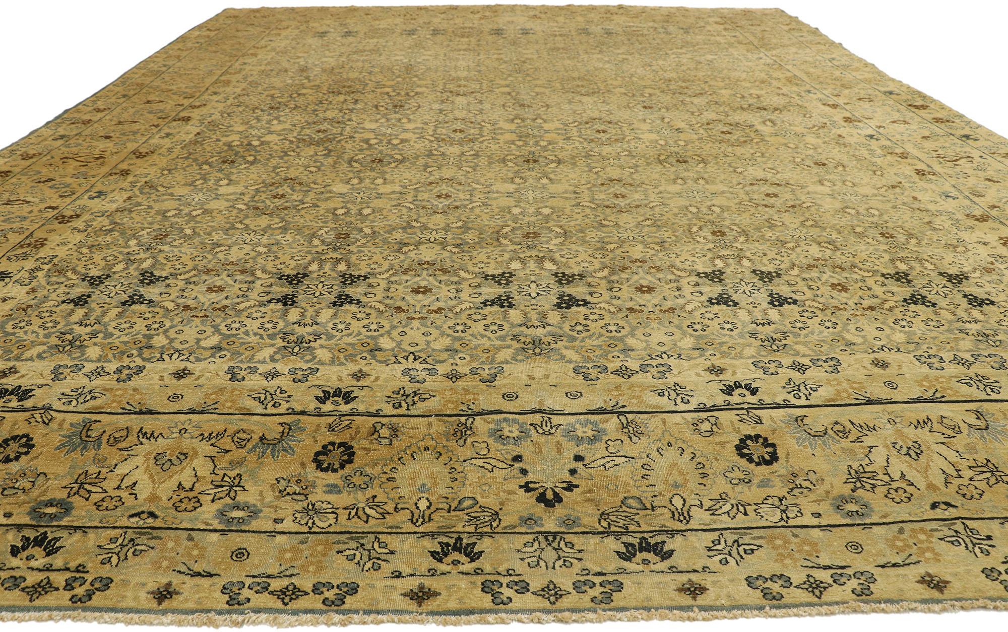 Ancien tapis persan Kerman de style manoir anglais traditionnel Abîmé - En vente à Dallas, TX