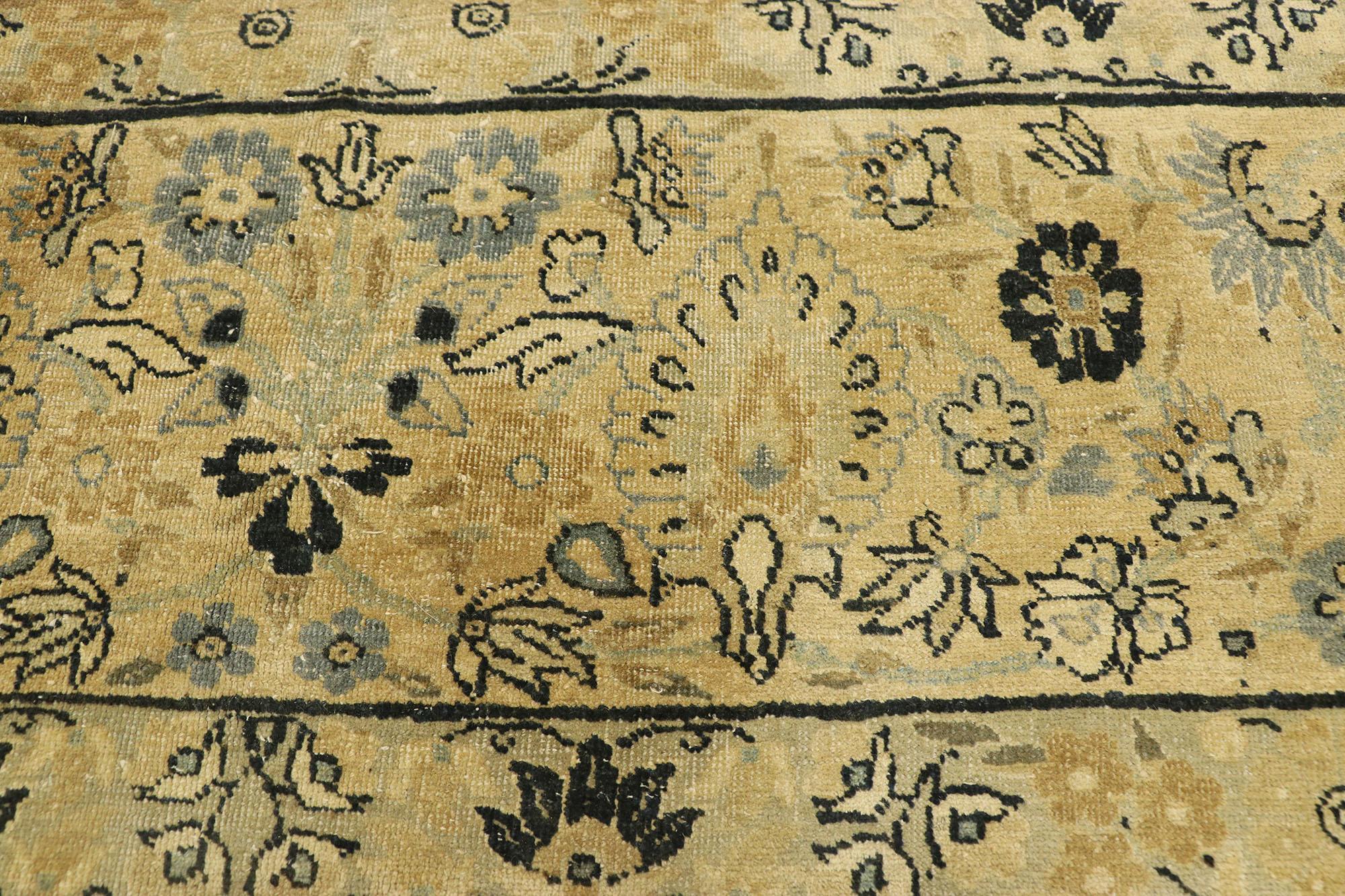 20ième siècle Ancien tapis persan Kerman de style manoir anglais traditionnel en vente