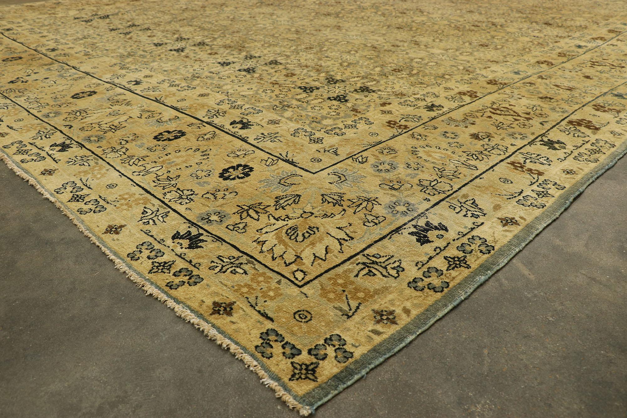 76701 Tapis ancien persan Kerman, 11'02 x 15'02. Les tapis de Kerman proviennent de la ville de Kerman, située dans le centre-sud de l'Iran. Cette ville est considérée comme l'un des principaux centres de tissage d'Iran, avec un riche héritage en