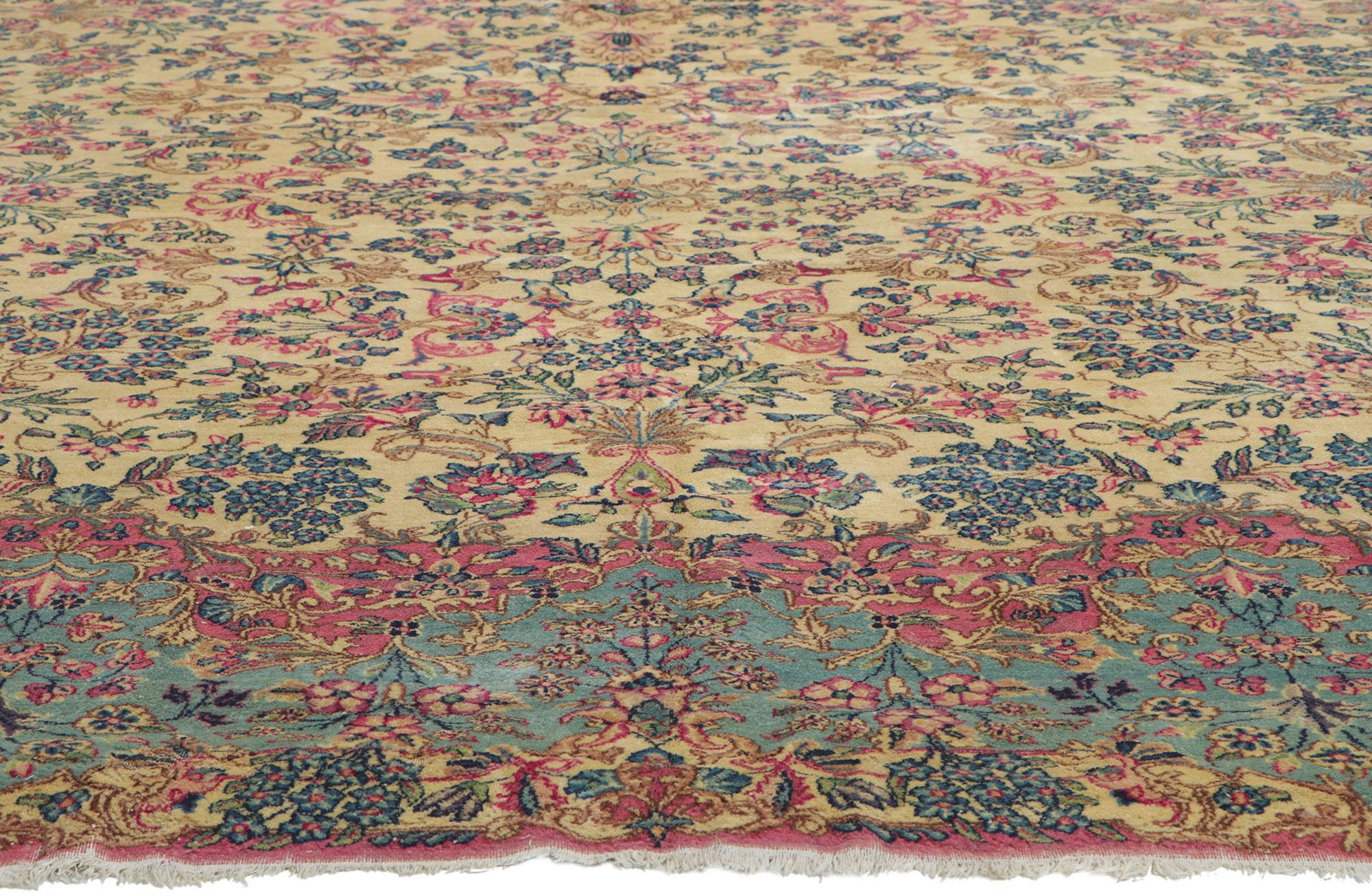 Antiker persischer Kerman-Teppich, 09'07 x 16'03 im Zustand „Starke Gebrauchsspuren“ im Angebot in Dallas, TX