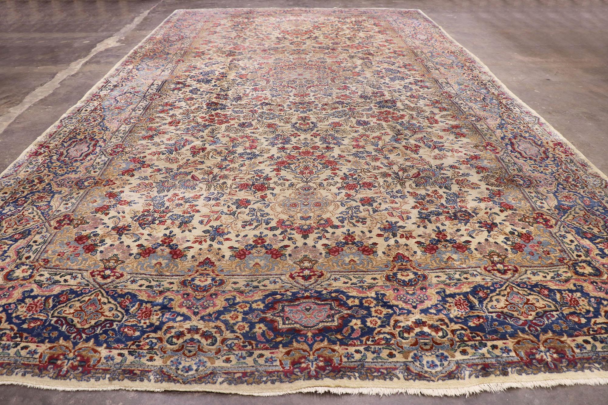 Antiker persischer Kerman-Teppich, 09'07 x 17'06 (20. Jahrhundert) im Angebot