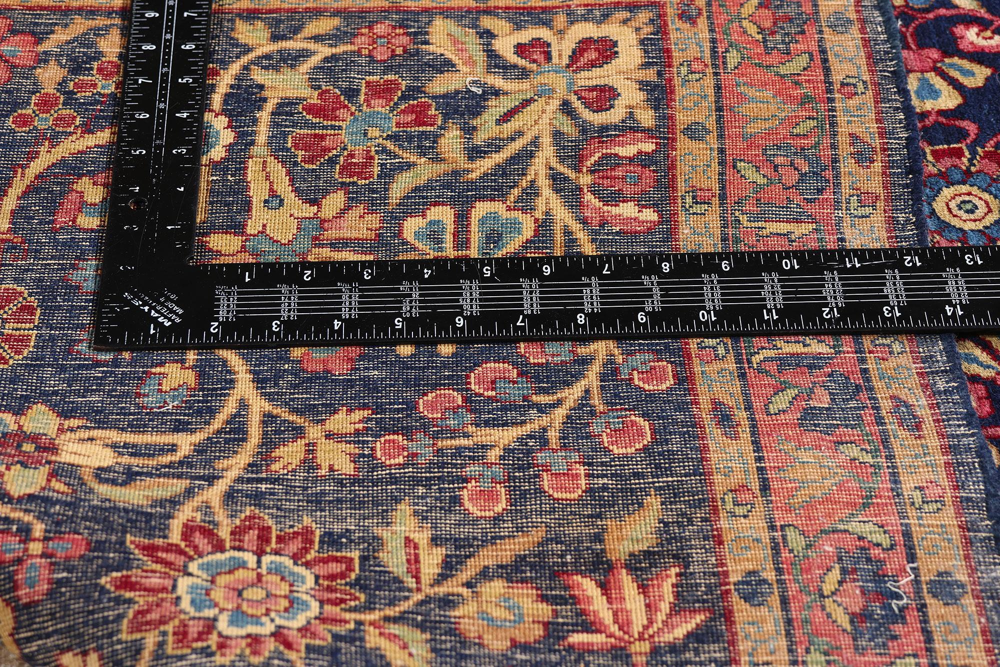 Antiker persischer Kerman-Teppich mit traditionellem Stil im Angebot 1