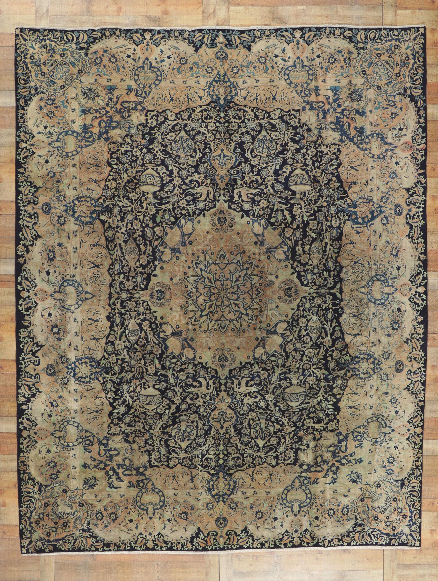 Noué à la main Tapis persan ancien de Kerman avec motif de vase en vente