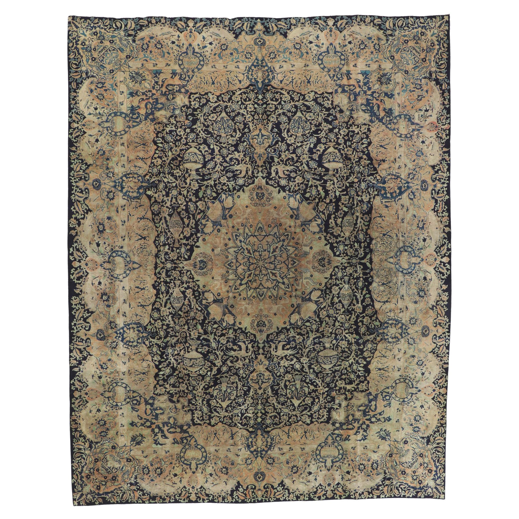 Tapis persan ancien de Kerman avec motif de vase