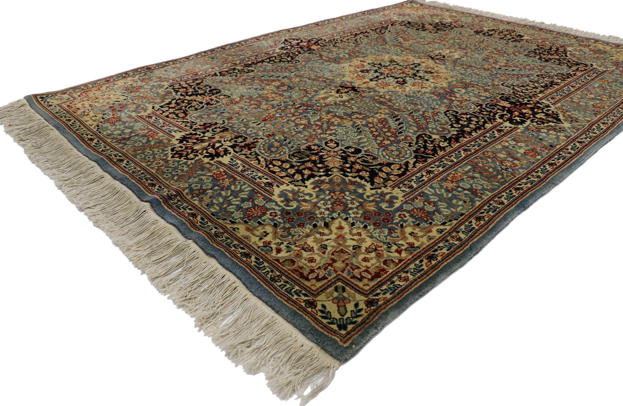 21681 Ancien tapis persan Kerman avec style victorien 04'07 x 06'07. Sophistiqué et raffiné avec un style victorien, ce tapis persan ancien Kerman en laine nouée à la main charme avec aisance. Au centre de la scène se trouve un médaillon