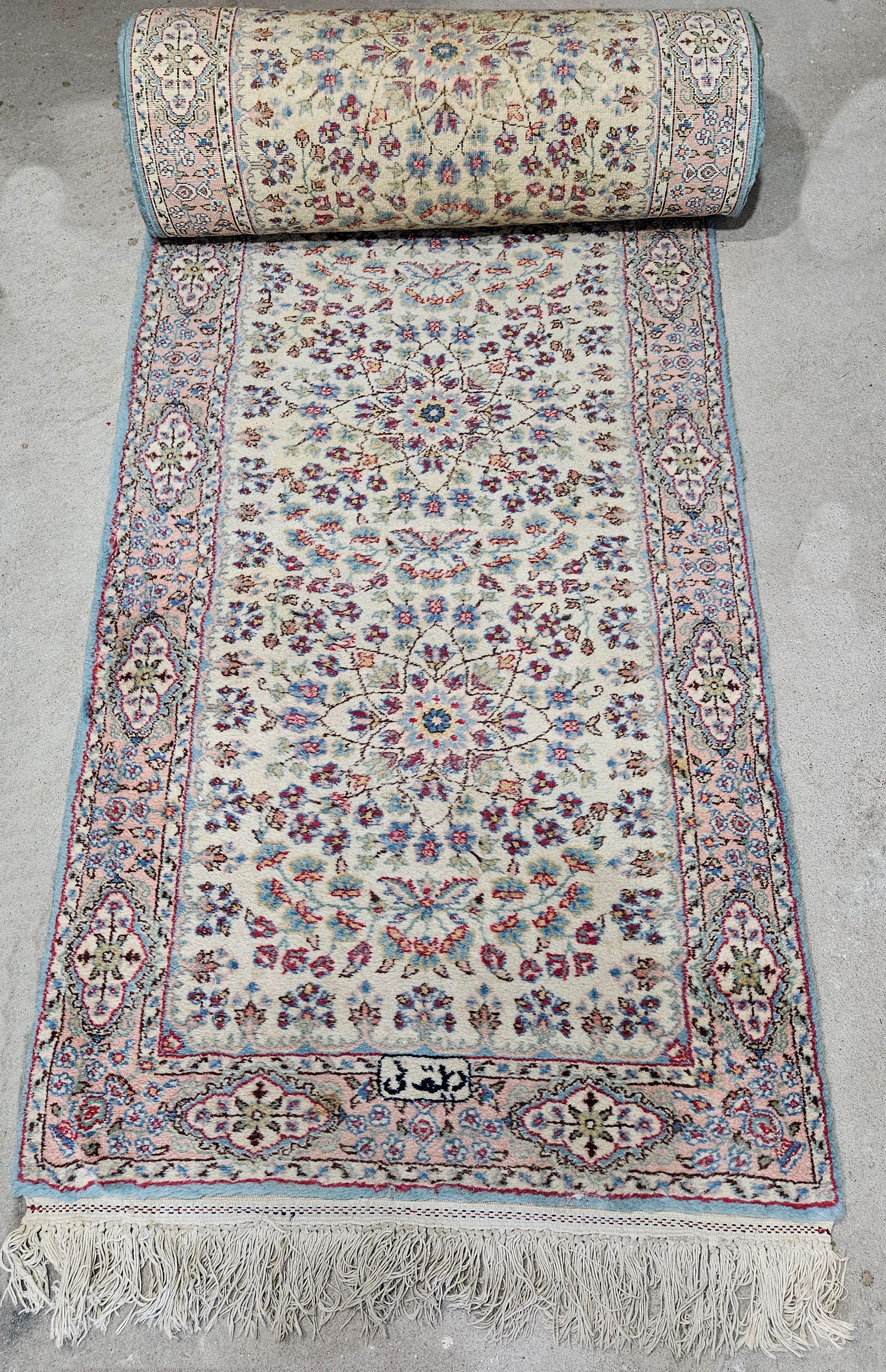 Superbe tapis de course ancien à motifs floraux de la Perse Kerman, pays d'origine : Perse, date : circa 1960 - Taille : 241.5 inches x 32.5 inches. Kerman a l'habitude de créer certains des plus beaux tapis de l'histoire de la fabrication des