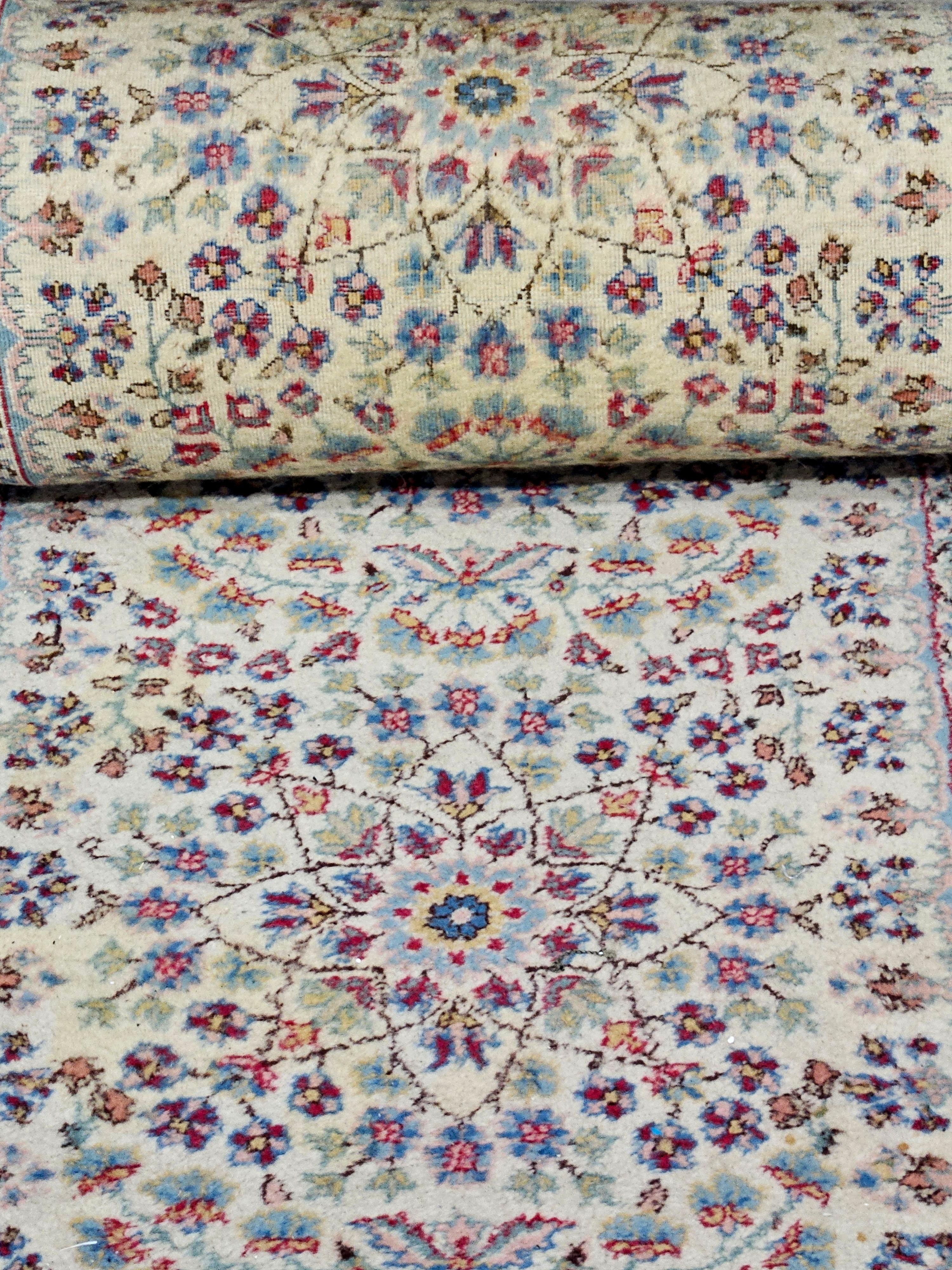 Kirman Tapis de course persan ancien Kerman. Taille : 241,5 pouces x 32,5 pouces. en vente