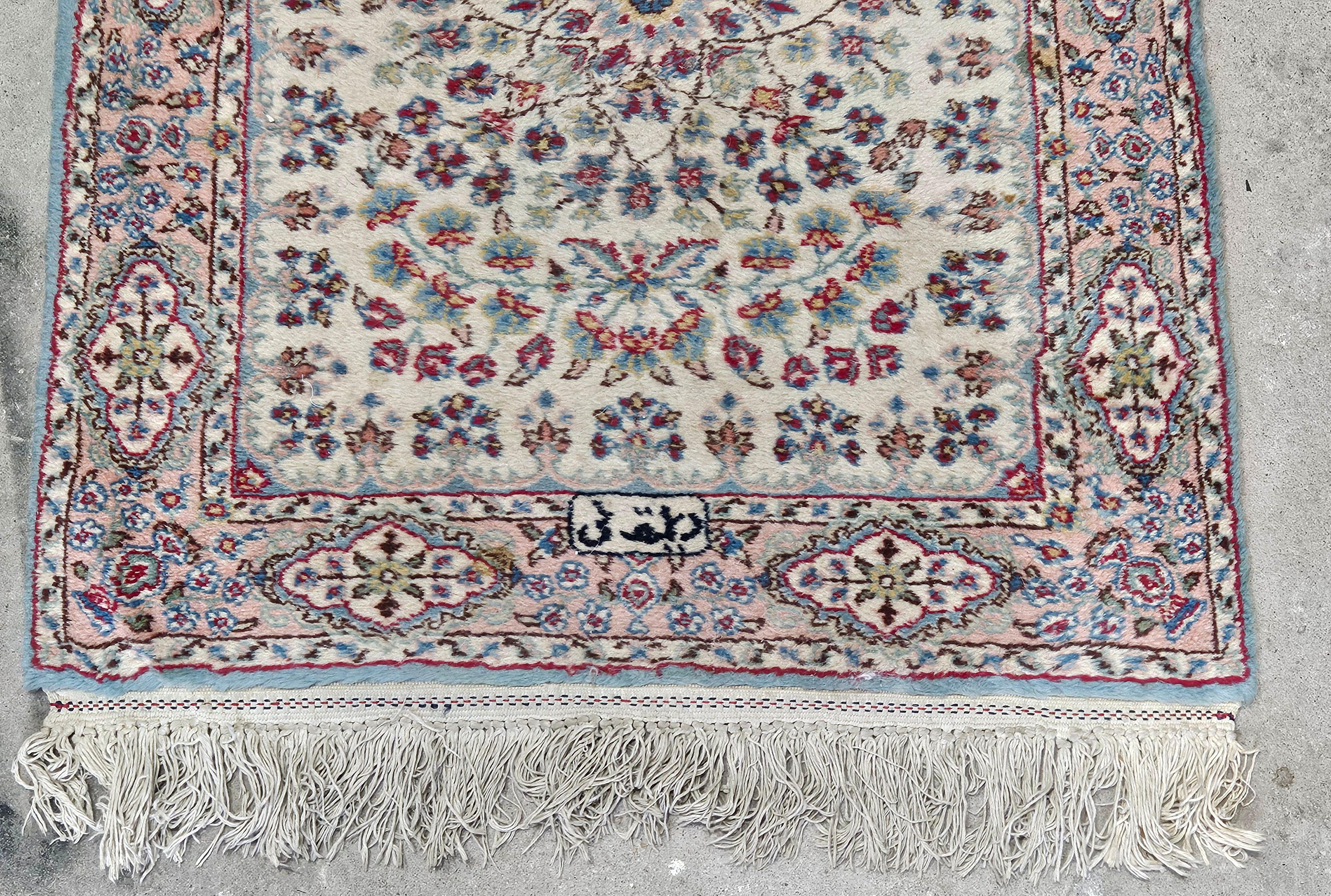 Noué à la main Tapis de course persan ancien Kerman. Taille : 241,5 pouces x 32,5 pouces. en vente