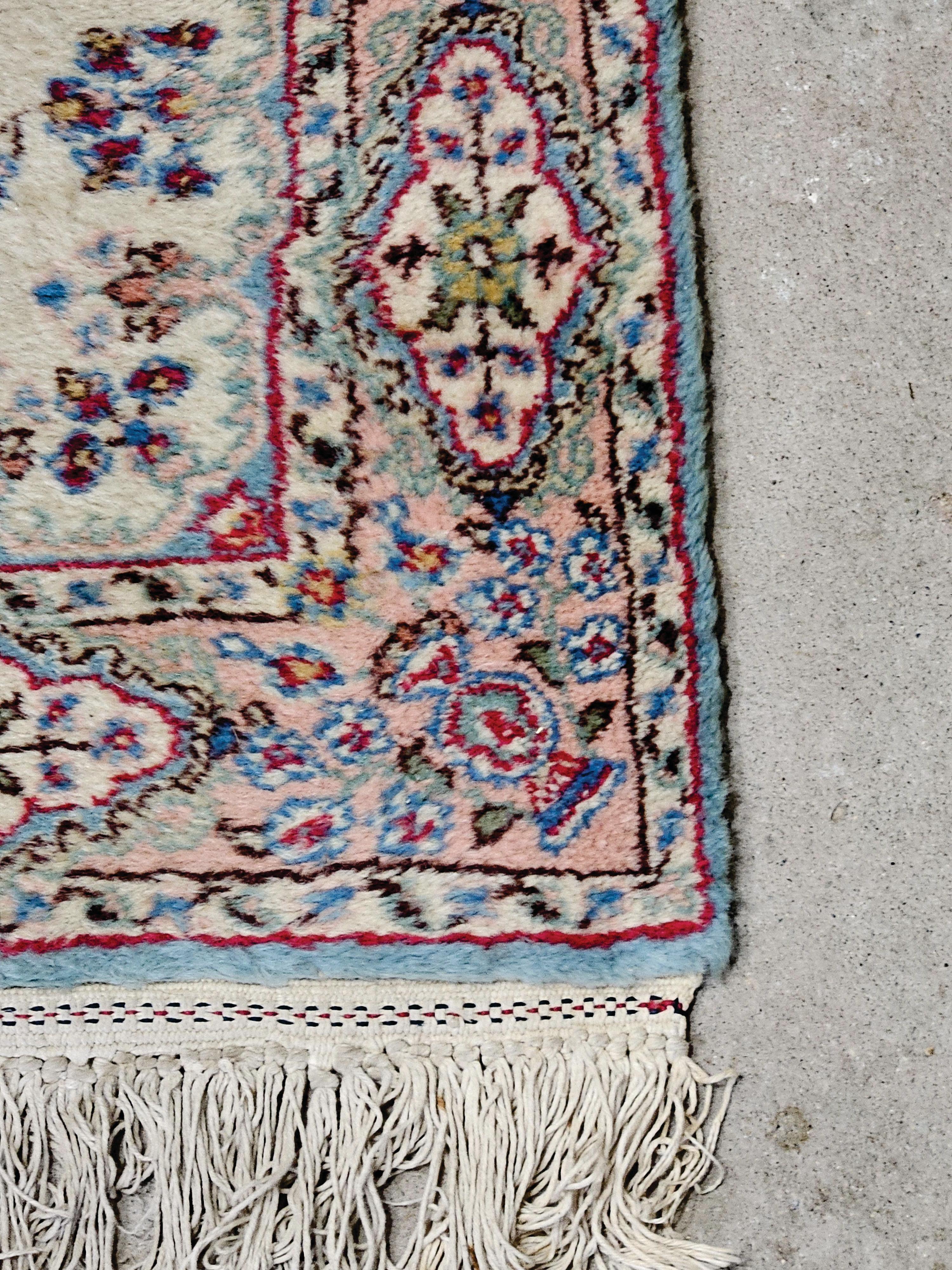 Milieu du XXe siècle Tapis de course persan ancien Kerman. Taille : 241,5 pouces x 32,5 pouces. en vente