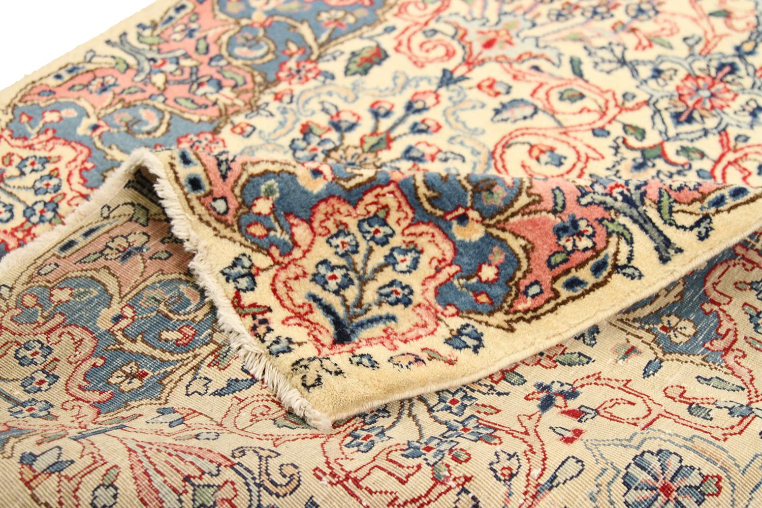 Antiker persischer Kerman-Läufer mit roten & blauen Blumenmotiven auf elfenbeinfarbenem Feld (Sonstiges) im Angebot