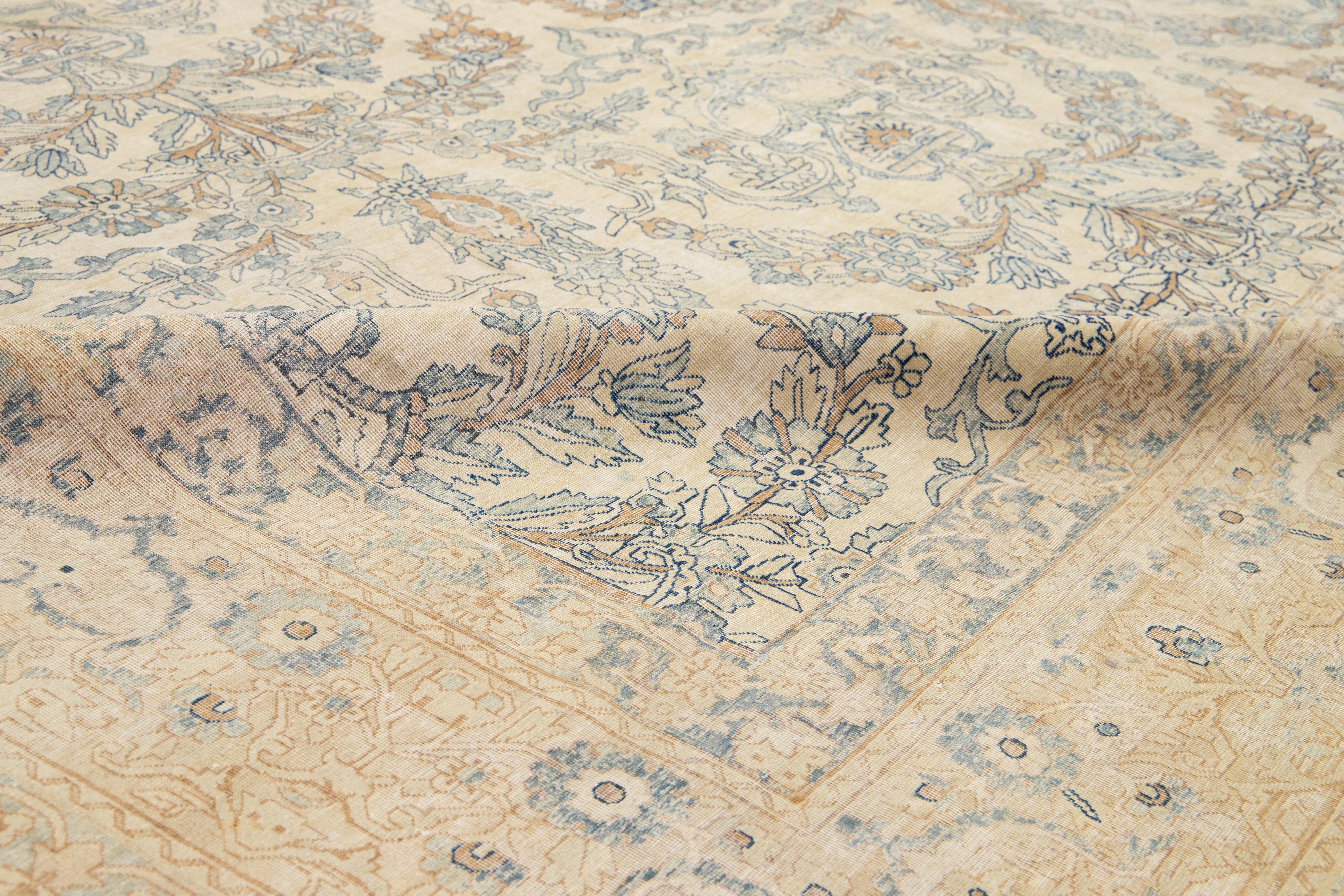 Antiker persischer Kerman-Wollteppich in Beige, handgefertigt, mit Allover-Design im Angebot 2