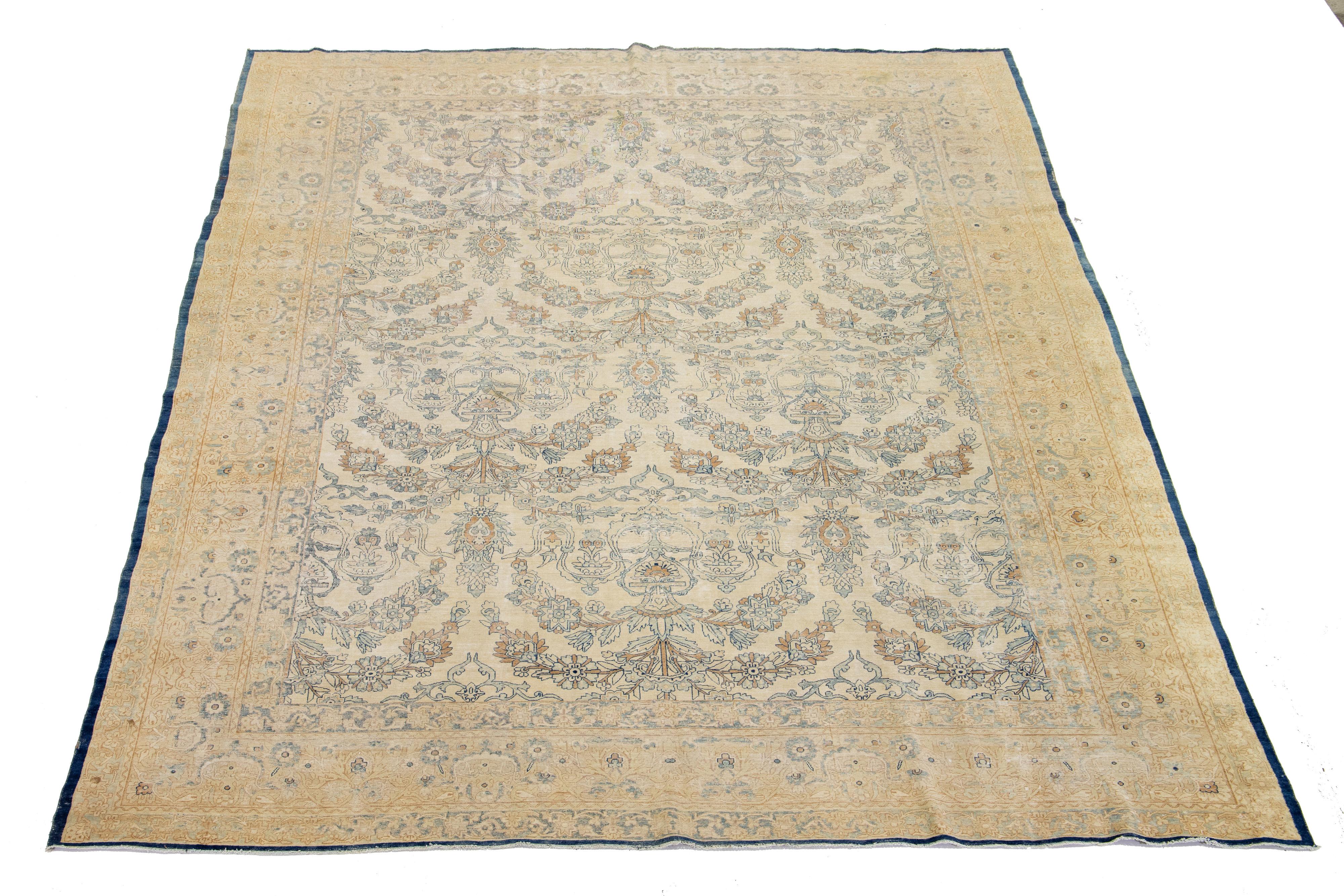 Dieser persische Kerman-Wollteppich aus dem 20. Jahrhundert zeigt ein sorgfältig gearbeitetes florales Allover-Muster in Blau und Braun. Außerdem hat es ein beigefarbenes Feld.

Dieser Teppich misst 9'3'' x 12'2''.


