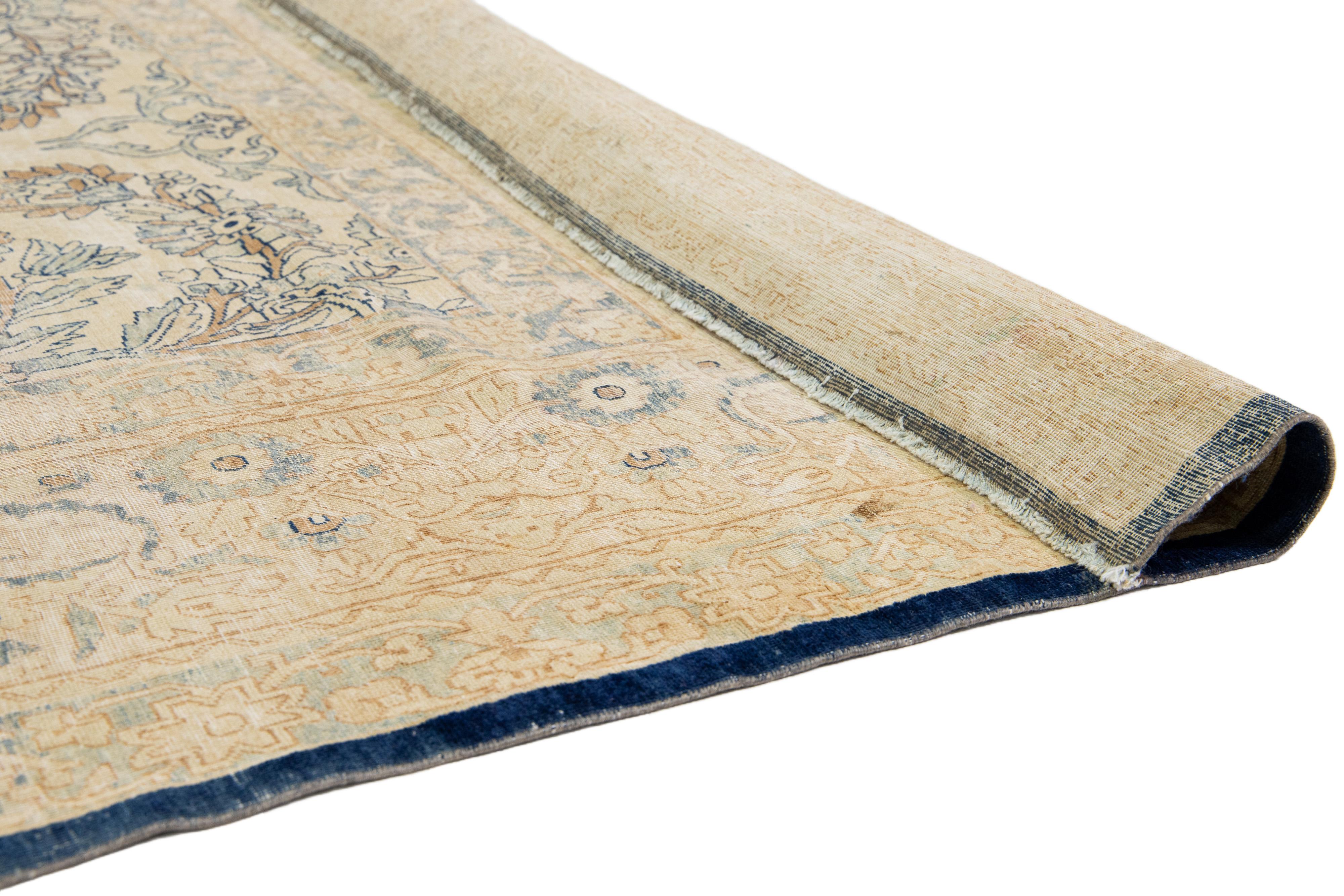 Antiker persischer Kerman-Wollteppich in Beige, handgefertigt, mit Allover-Design (Kirman) im Angebot