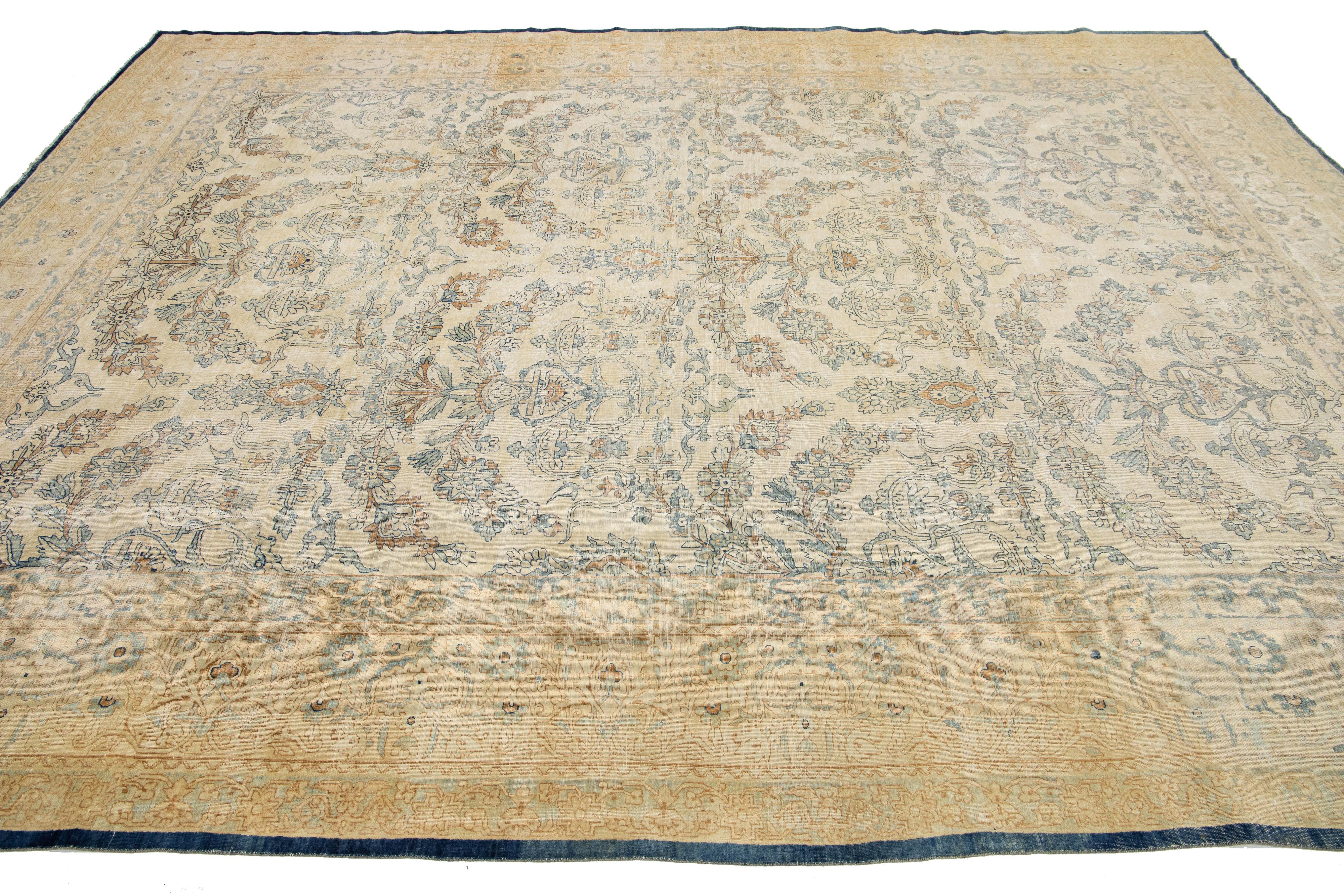 Antiker persischer Kerman-Wollteppich in Beige, handgefertigt, mit Allover-Design im Zustand „Hervorragend“ im Angebot in Norwalk, CT