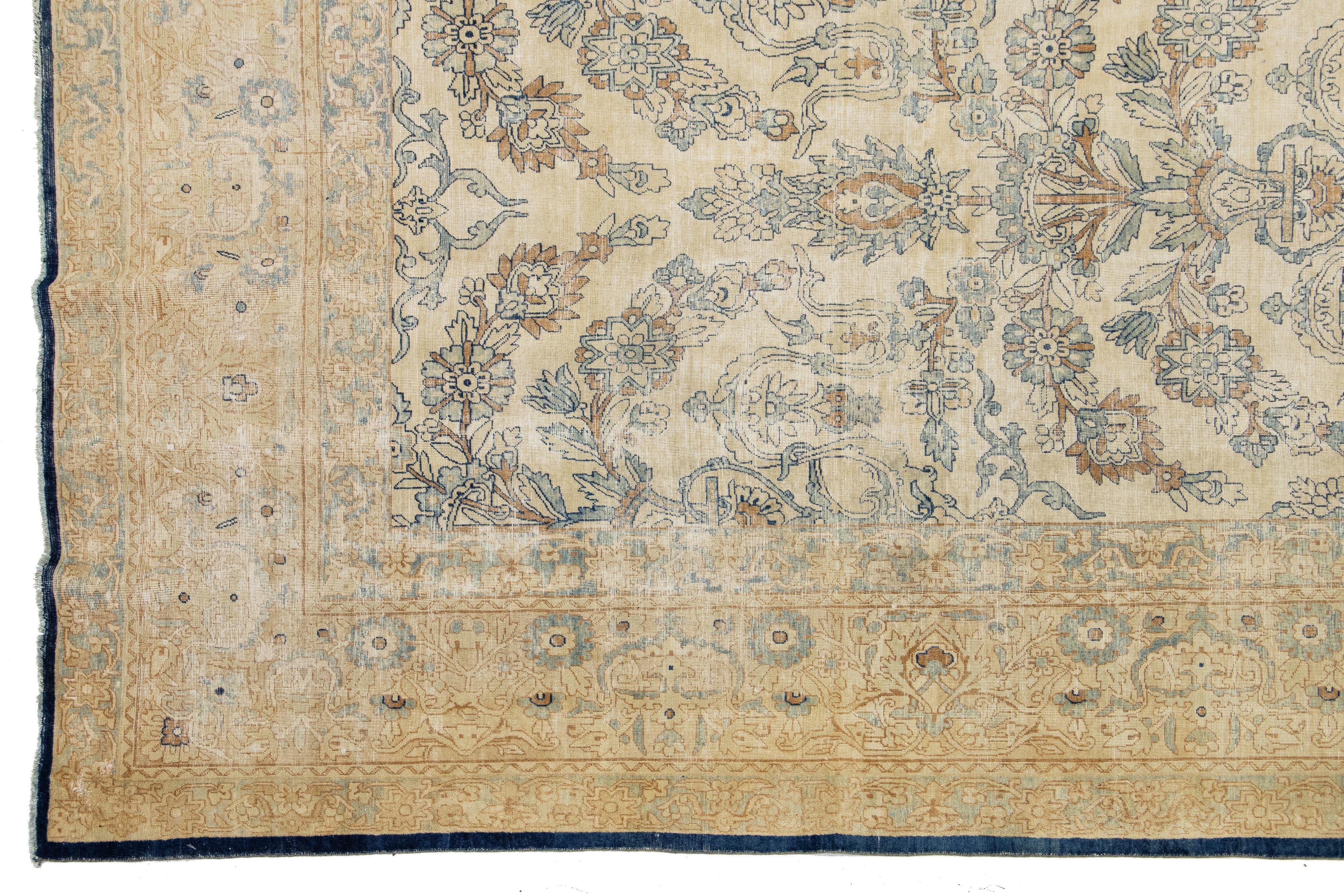 Antiker persischer Kerman-Wollteppich in Beige, handgefertigt, mit Allover-Design (20. Jahrhundert) im Angebot