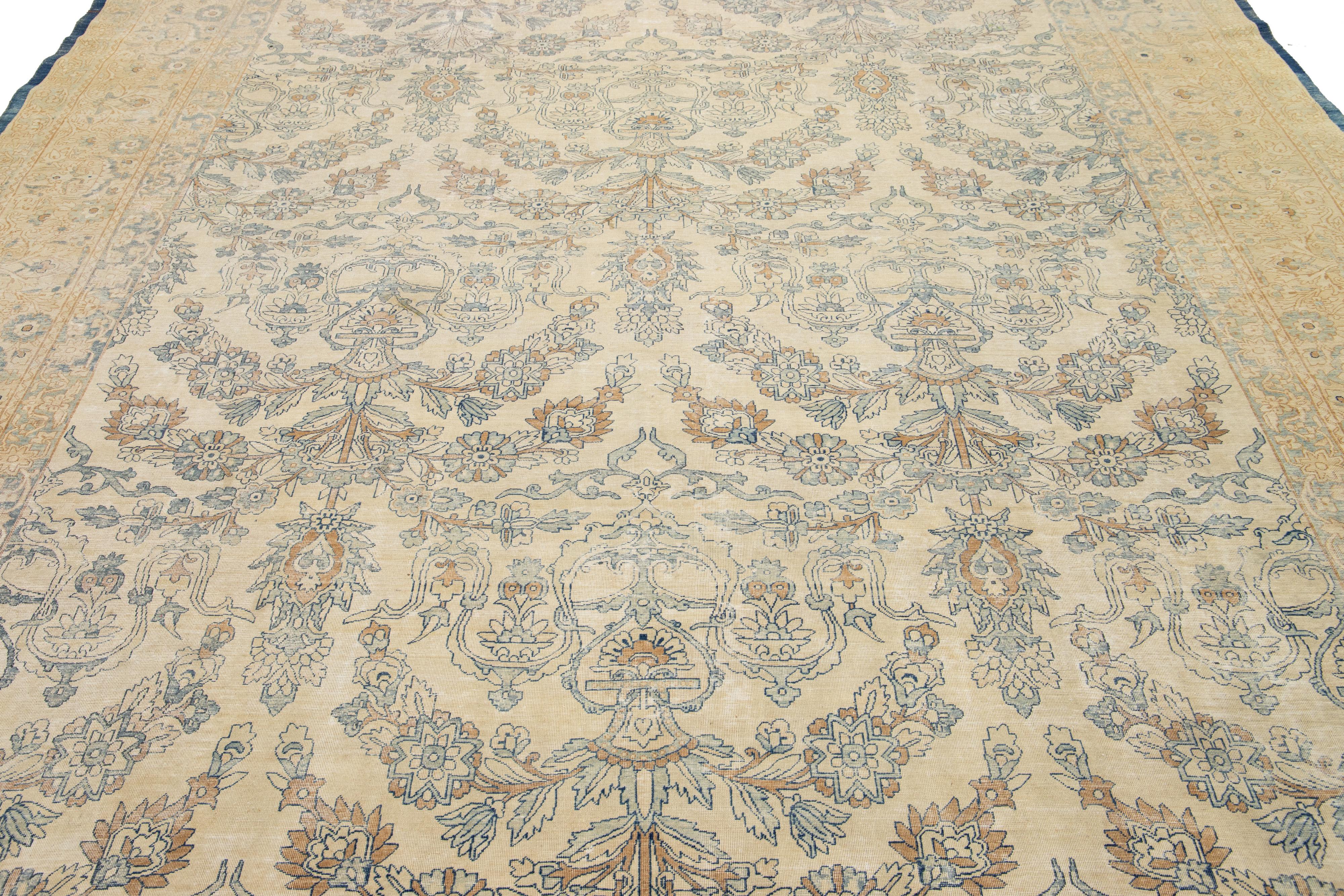Antiker persischer Kerman-Wollteppich in Beige, handgefertigt, mit Allover-Design (Wolle) im Angebot