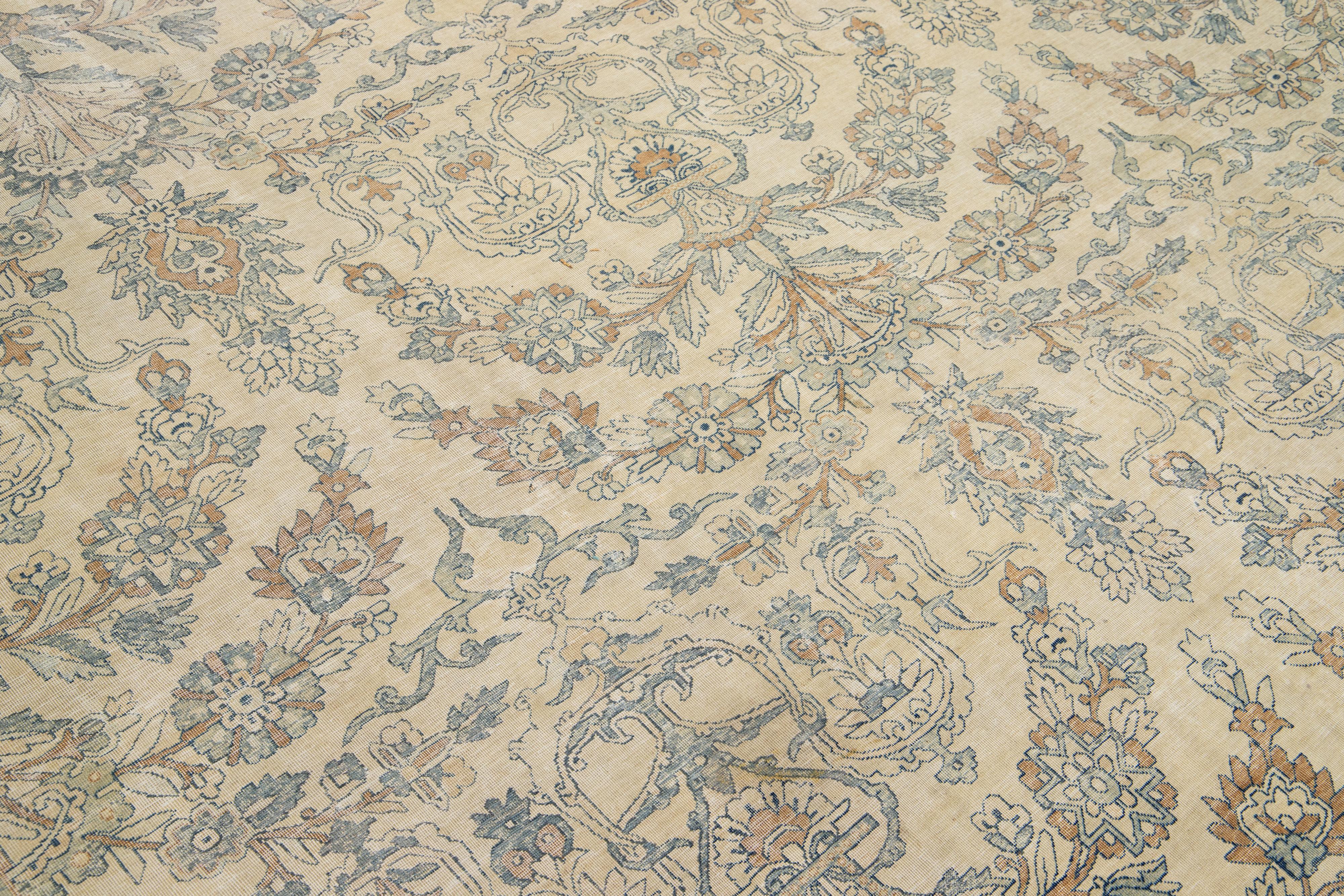 Antiker persischer Kerman-Wollteppich in Beige, handgefertigt, mit Allover-Design im Angebot 1