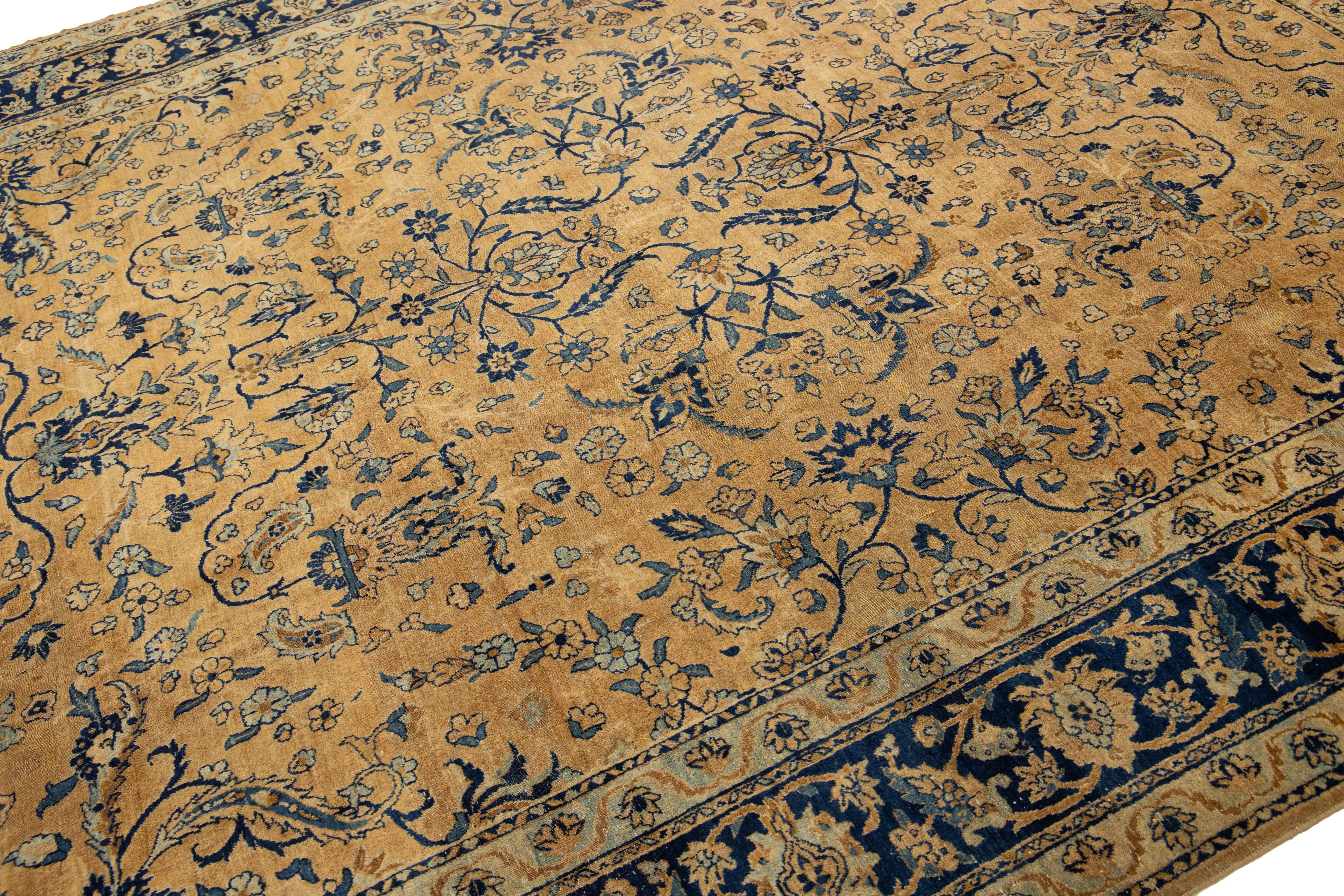 Tapis persan antique Kerman en laine fait à la main en brun clair présentant un motif sur toute sa surface en vente 2