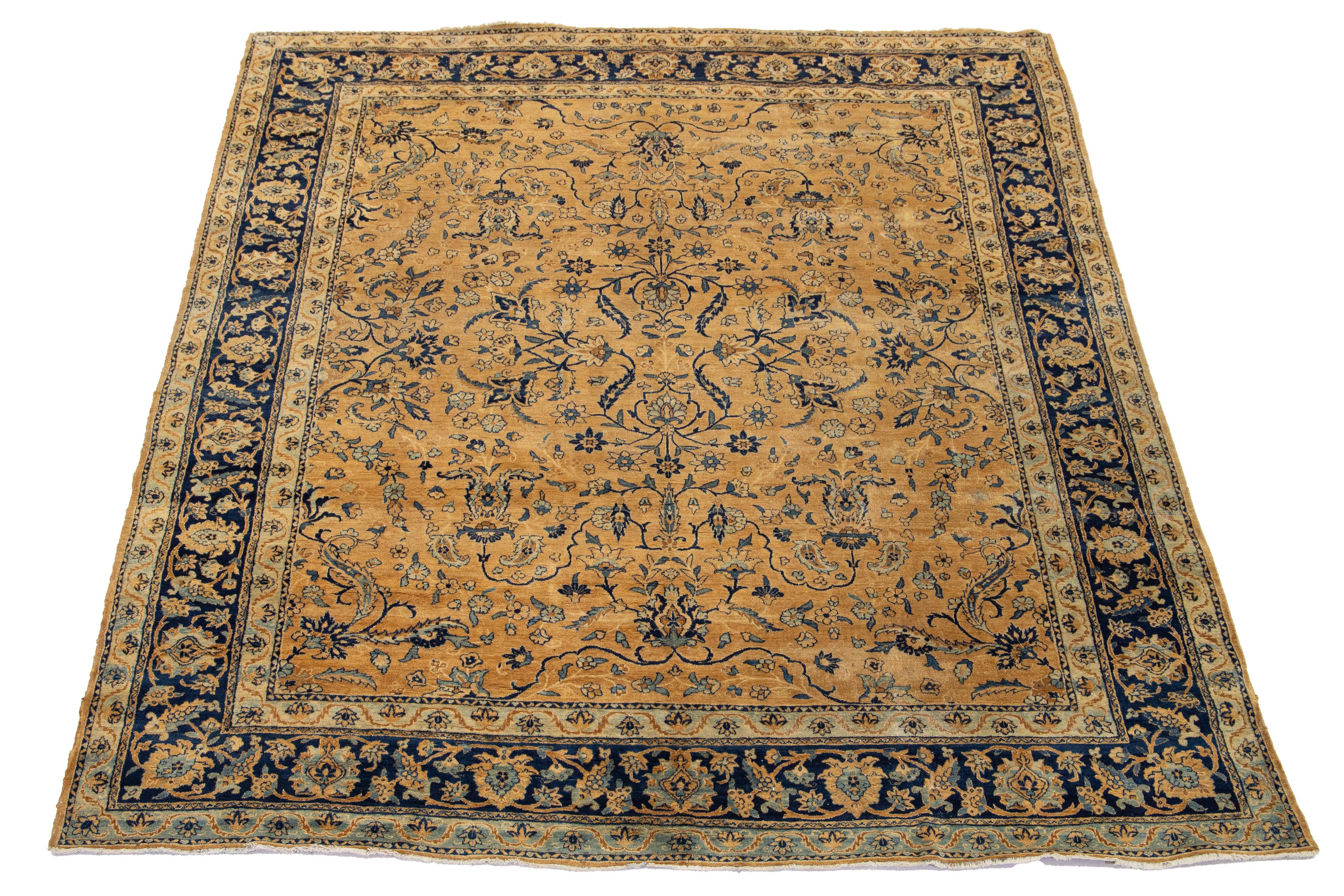 Ce tapis persan en laine de Kerman, datant du XXe siècle, est orné d'un motif floral minutieusement réalisé en bleu marine. Il présente également un champ beige-tan.

Ce tapis mesure 7'9'' x 9'5''.


