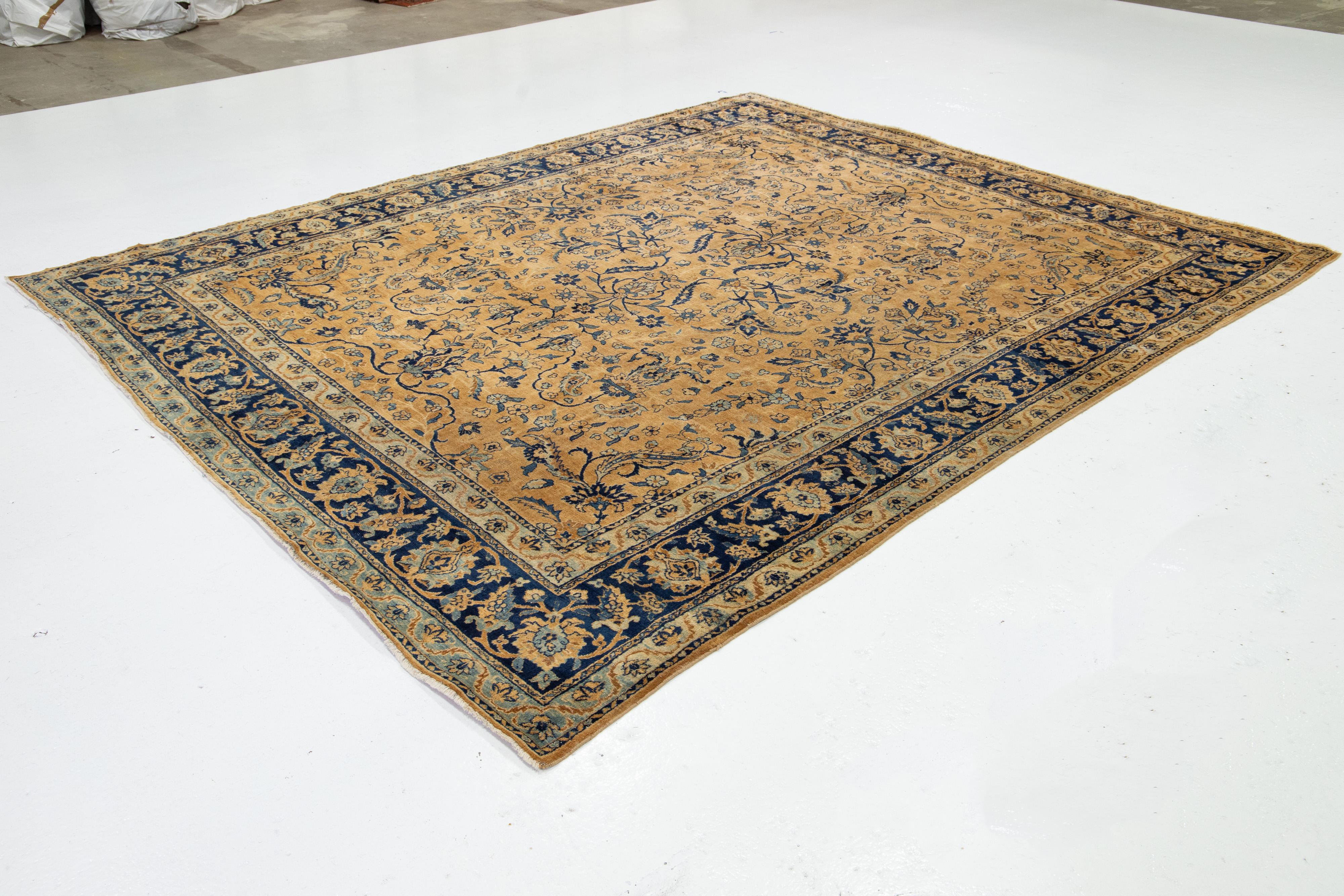 Kirman Tapis persan antique Kerman en laine fait à la main en brun clair présentant un motif sur toute sa surface en vente