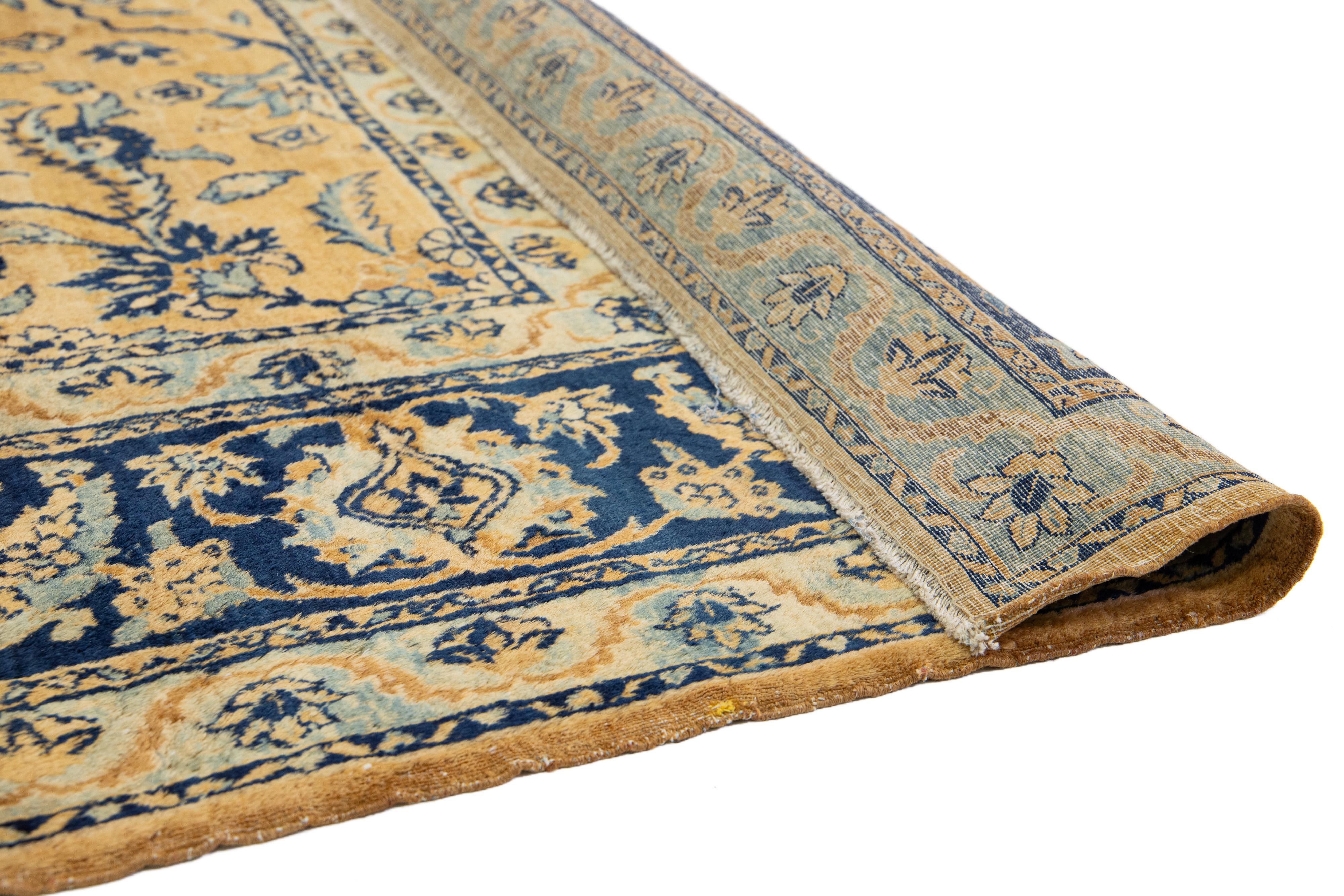 Perse Tapis persan antique Kerman en laine fait à la main en brun clair présentant un motif sur toute sa surface en vente