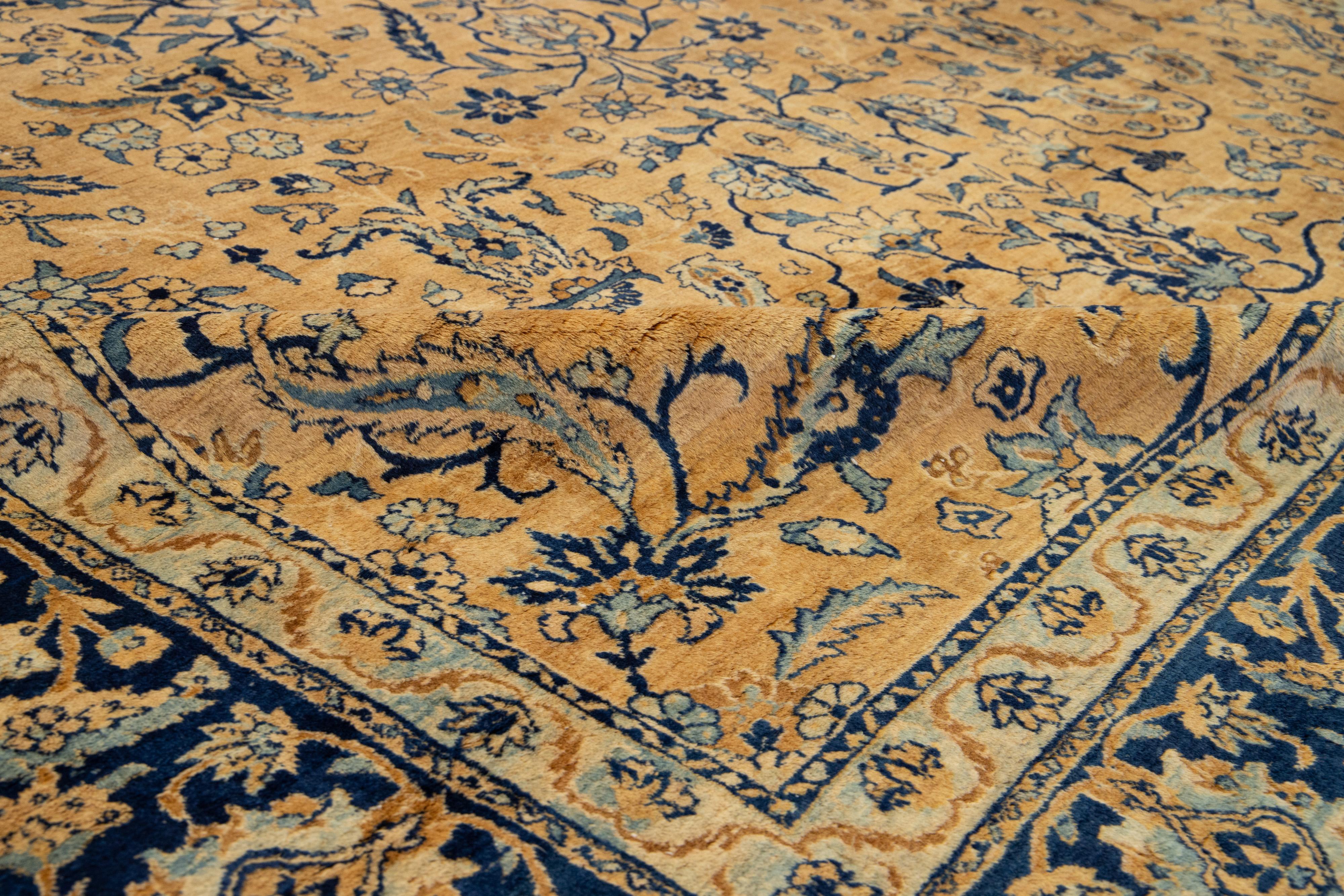 Noué à la main Tapis persan antique Kerman en laine fait à la main en brun clair présentant un motif sur toute sa surface en vente