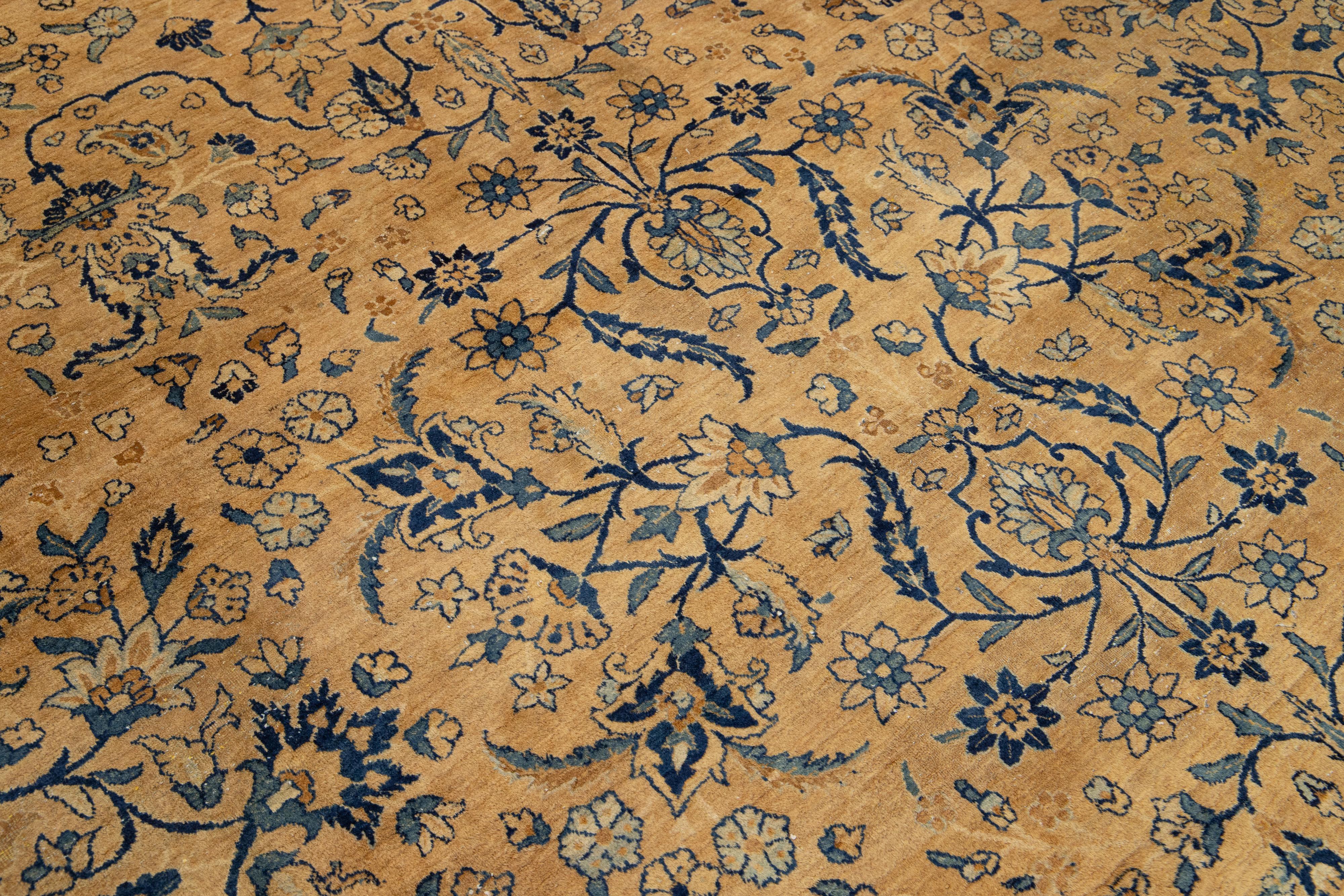 Tapis persan antique Kerman en laine fait à la main en brun clair présentant un motif sur toute sa surface Excellent état - En vente à Norwalk, CT