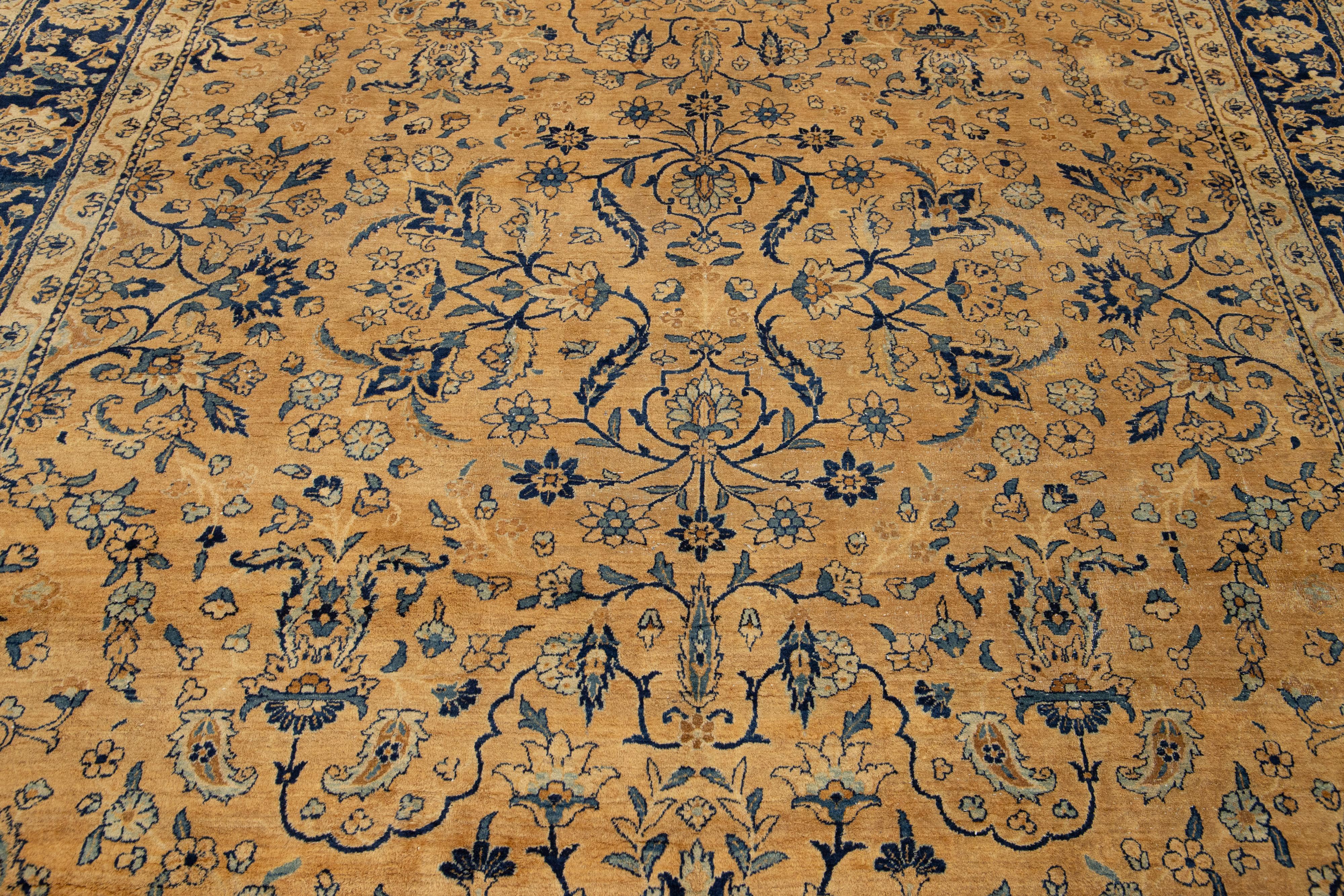 20ième siècle Tapis persan antique Kerman en laine fait à la main en brun clair présentant un motif sur toute sa surface en vente
