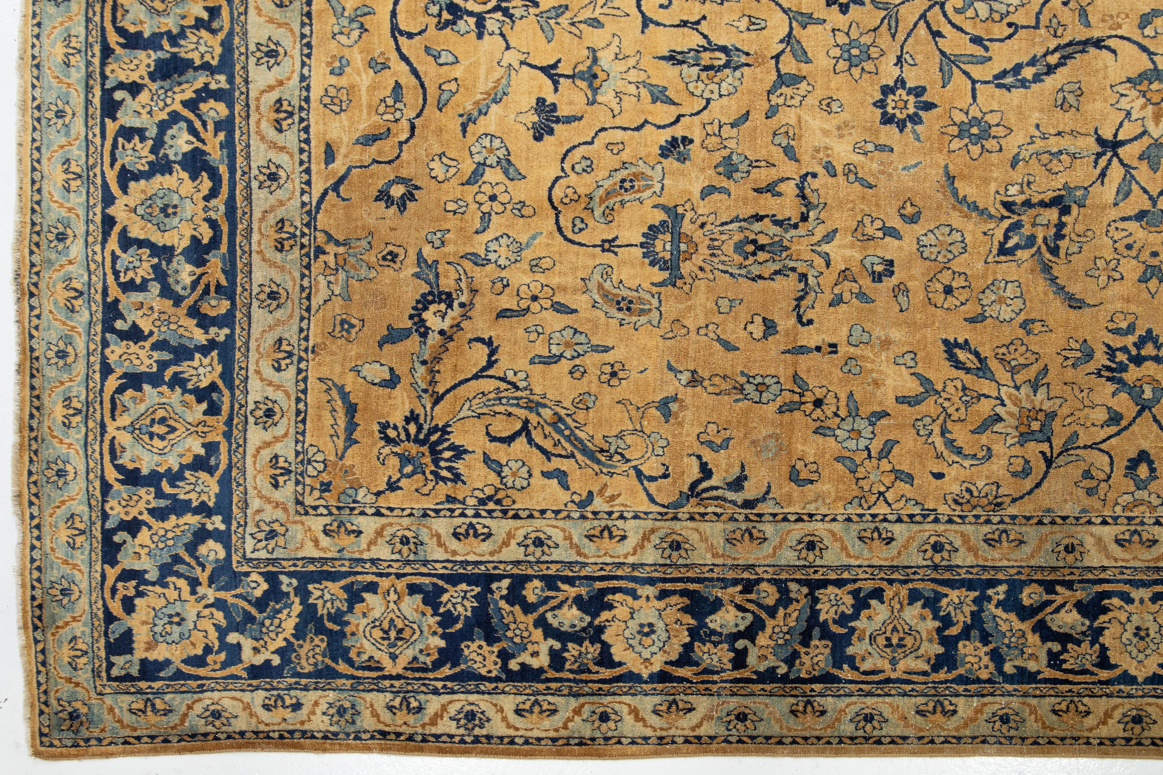 Laine Tapis persan antique Kerman en laine fait à la main en brun clair présentant un motif sur toute sa surface en vente