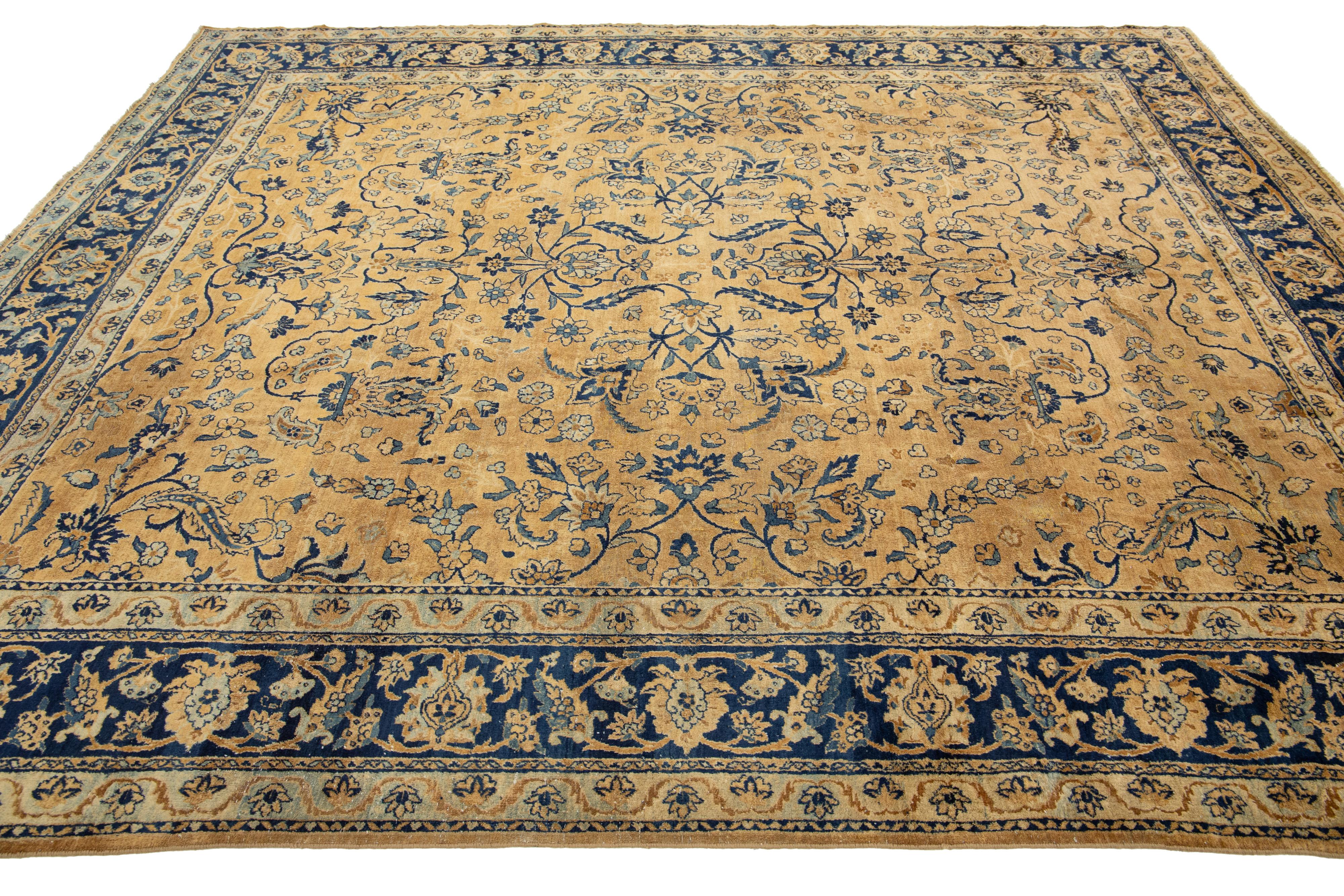 Tapis persan antique Kerman en laine fait à la main en brun clair présentant un motif sur toute sa surface en vente 1
