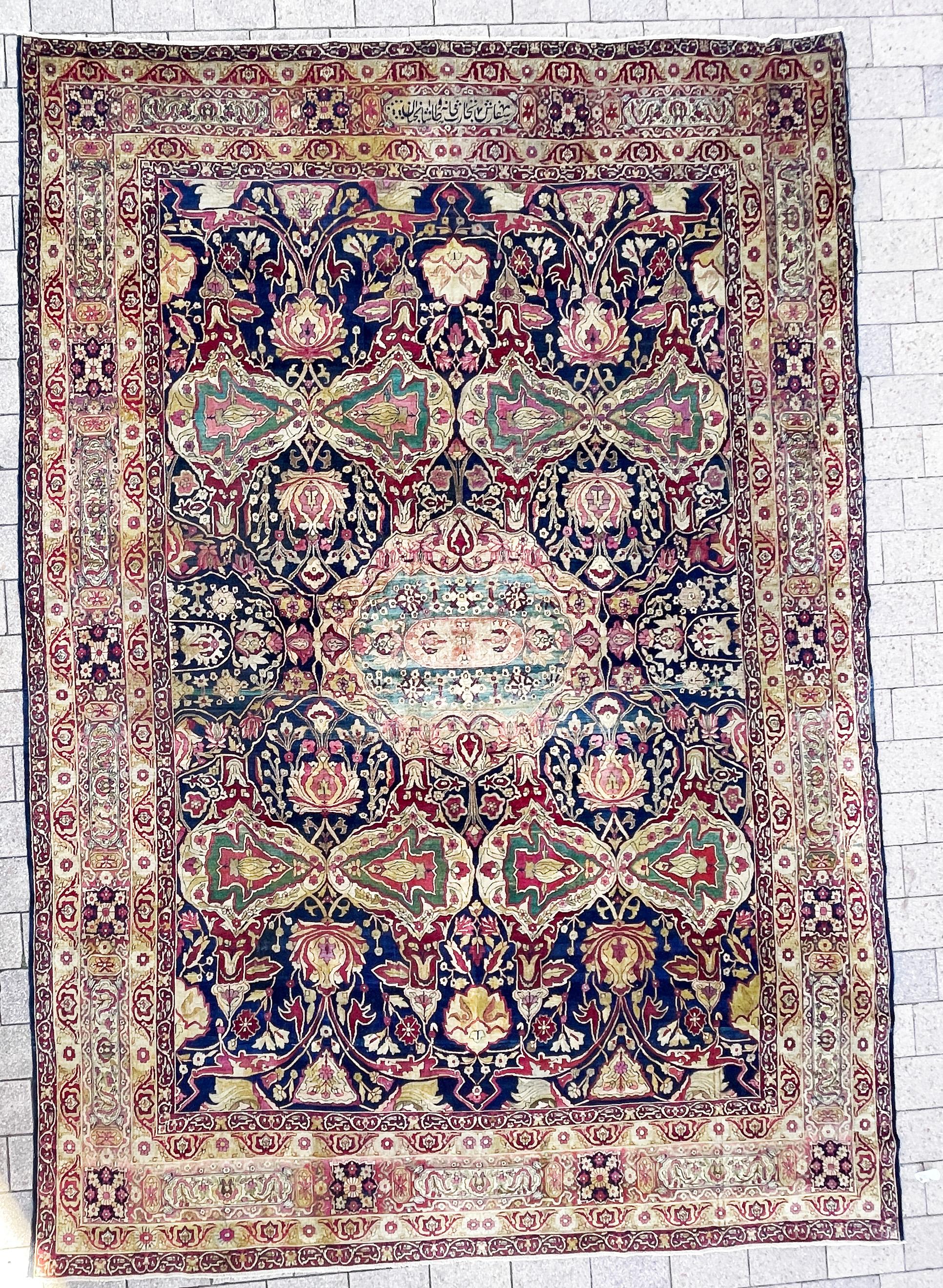 Entdecken Sie die Faszination des Kermanshah- oder Laver Kerman-Teppichs, eines südostpersischen Schatzes, der die Geschichte des Qajar-Königreichs in Bildern festhält. Diese Teppiche entstammen einer reichen Tradition, die bis in die