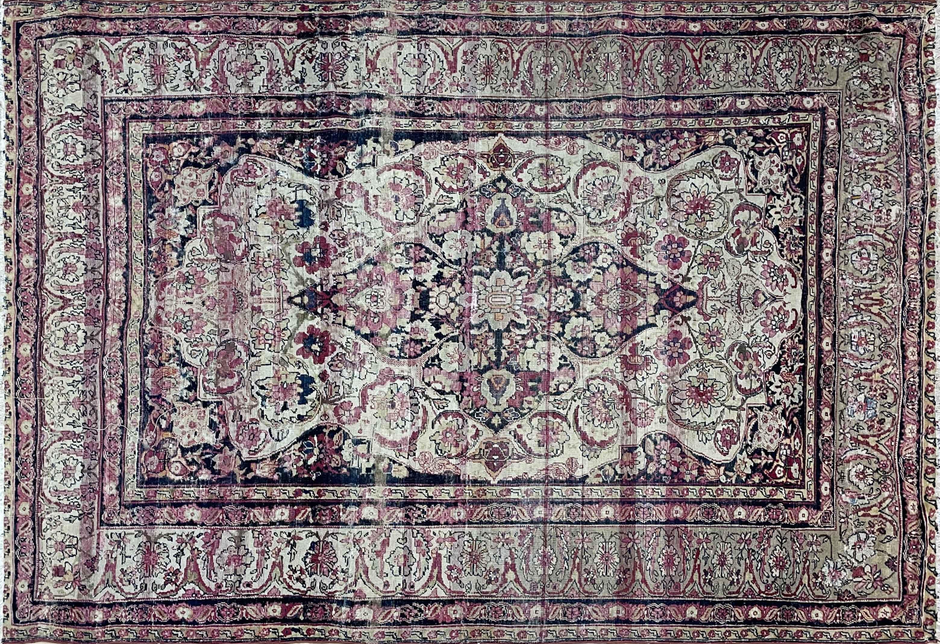 Entdecken Sie die Faszination des Kermanshah- oder Laver Kerman-Teppichs, eines südostpersischen Schatzes, der die Geschichte des Qajar-Königreichs in Bildern festhält. Diese Teppiche entstammen einer reichen Tradition, die bis in die