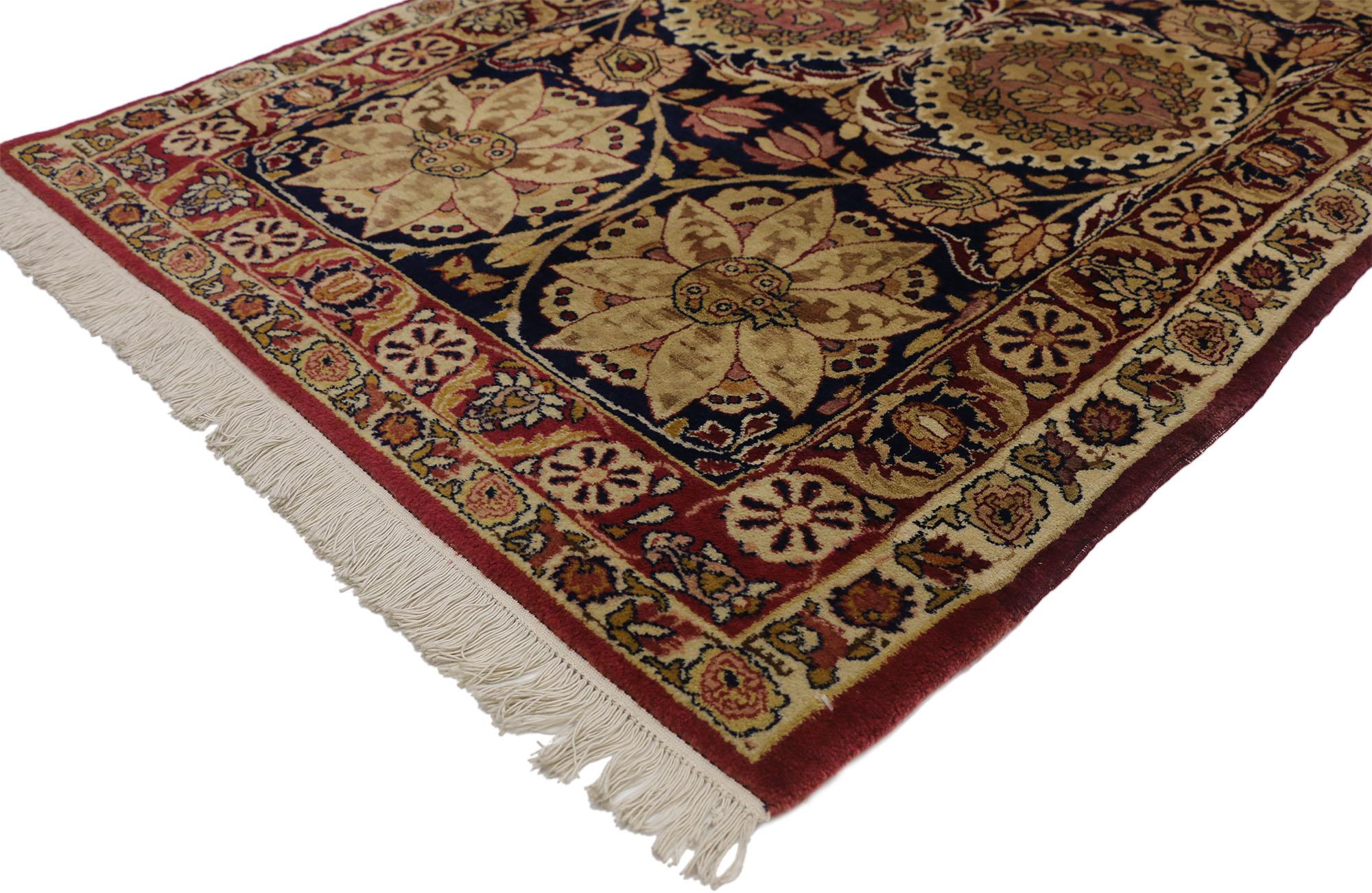 73285, antiker persischer Kermanshah-Teppich im traditionellen Stil. Dieser exquisite Teppich zeigt zwei Reihen von Medaillons mit abwechselnden Lotusblüten in Rosa-Lavendel, Salbei, Burgunderrot und Creme auf einem Feld in tiefem Saphirblau. Der
