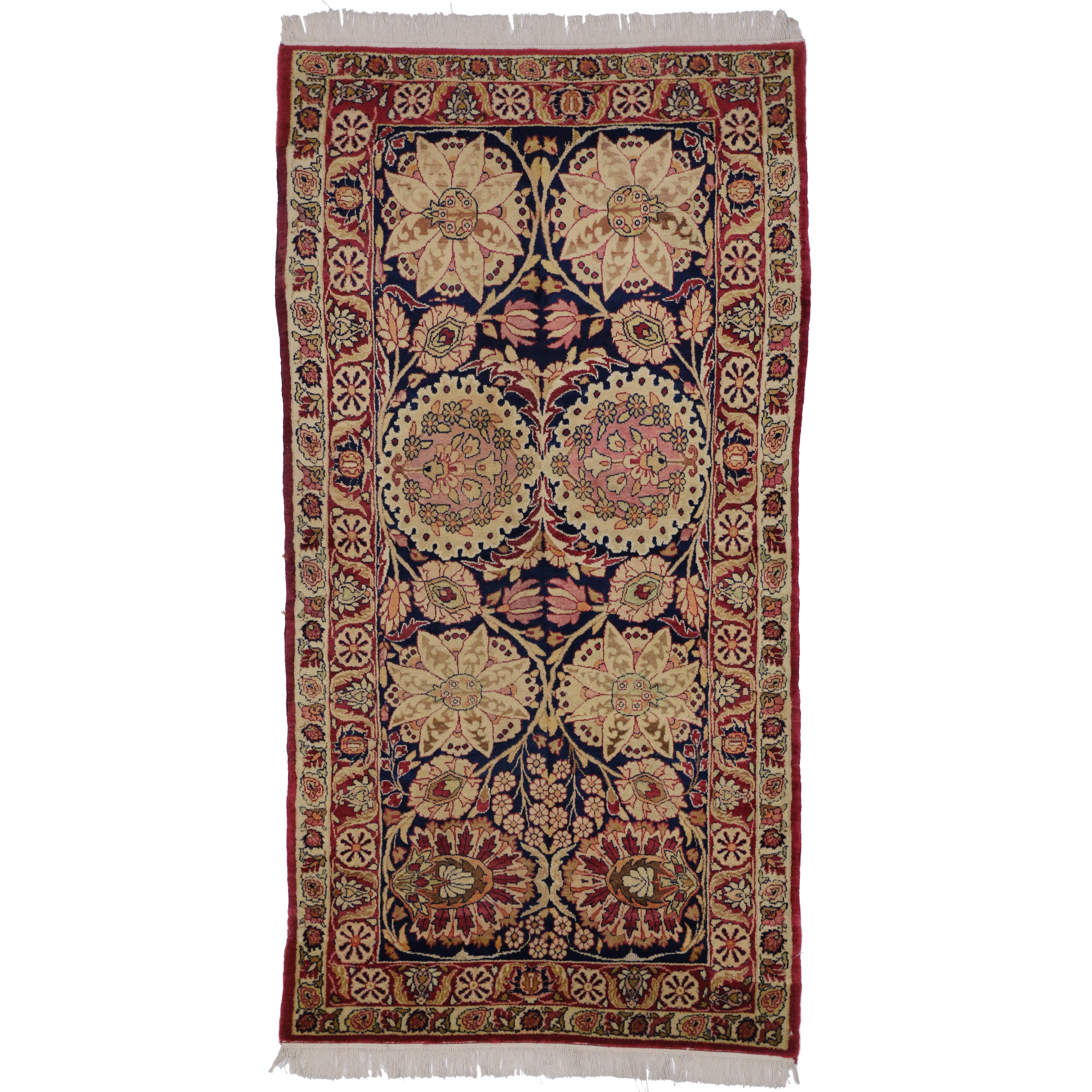 Antiker persischer Kermanshah-Teppich im traditionellen Stil im Angebot