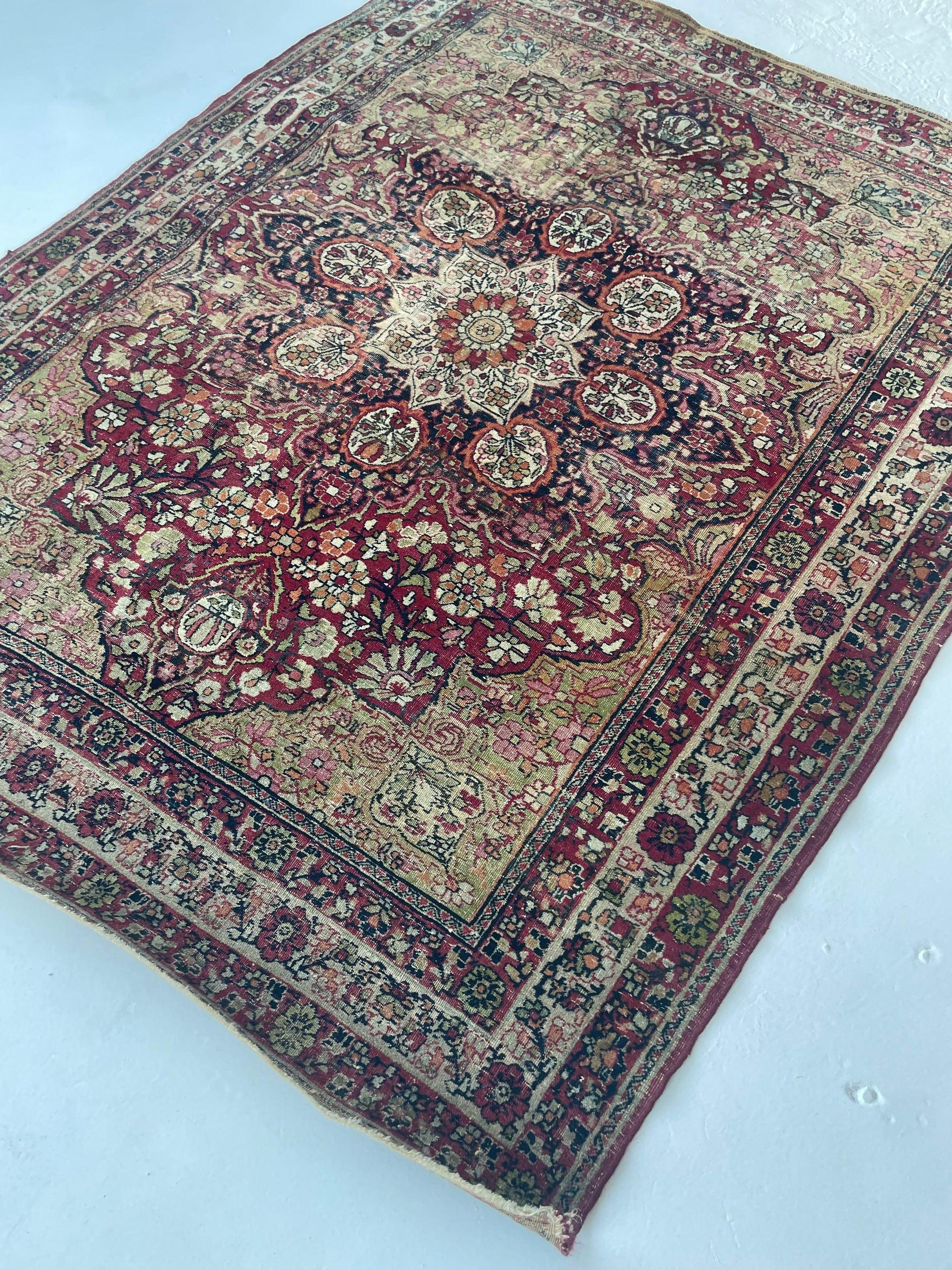 Vieux tapis persan antique Kermanshah  Une taille carrée unique avec des détails très fins  Vert Sage, Rose, Cuivre, Vin 

A propos : Taille, forme et palette de couleurs très inhabituelles, avec une combinaison charmante de vert mousse et de rose,