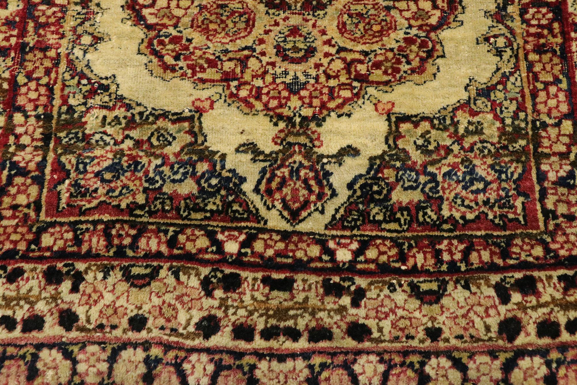 Antiker persischer Kermanshah-Streuteppich im viktorianischen Stil der alten Welt (Persisch) im Angebot